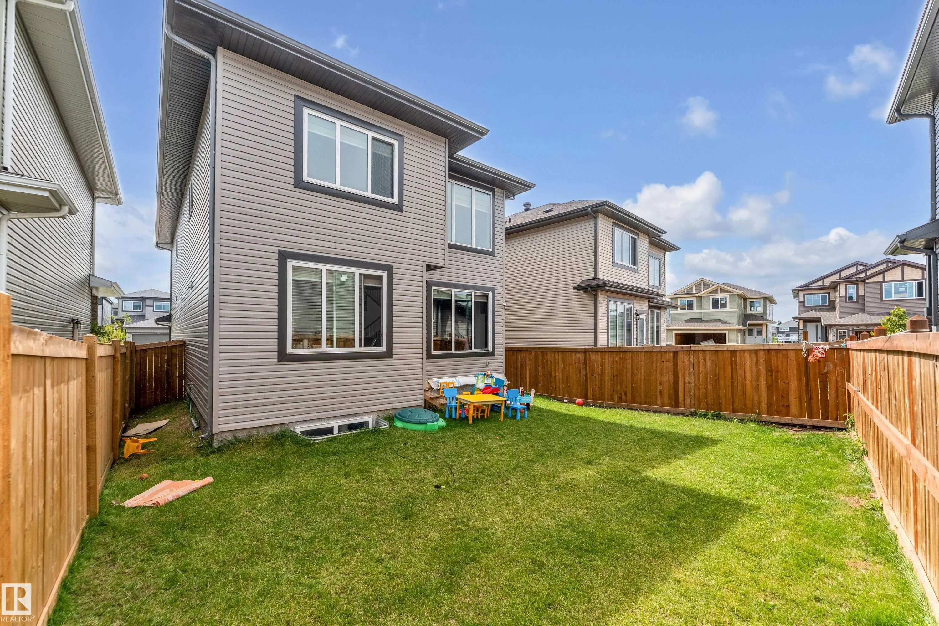 449 ROBERTS Crescent