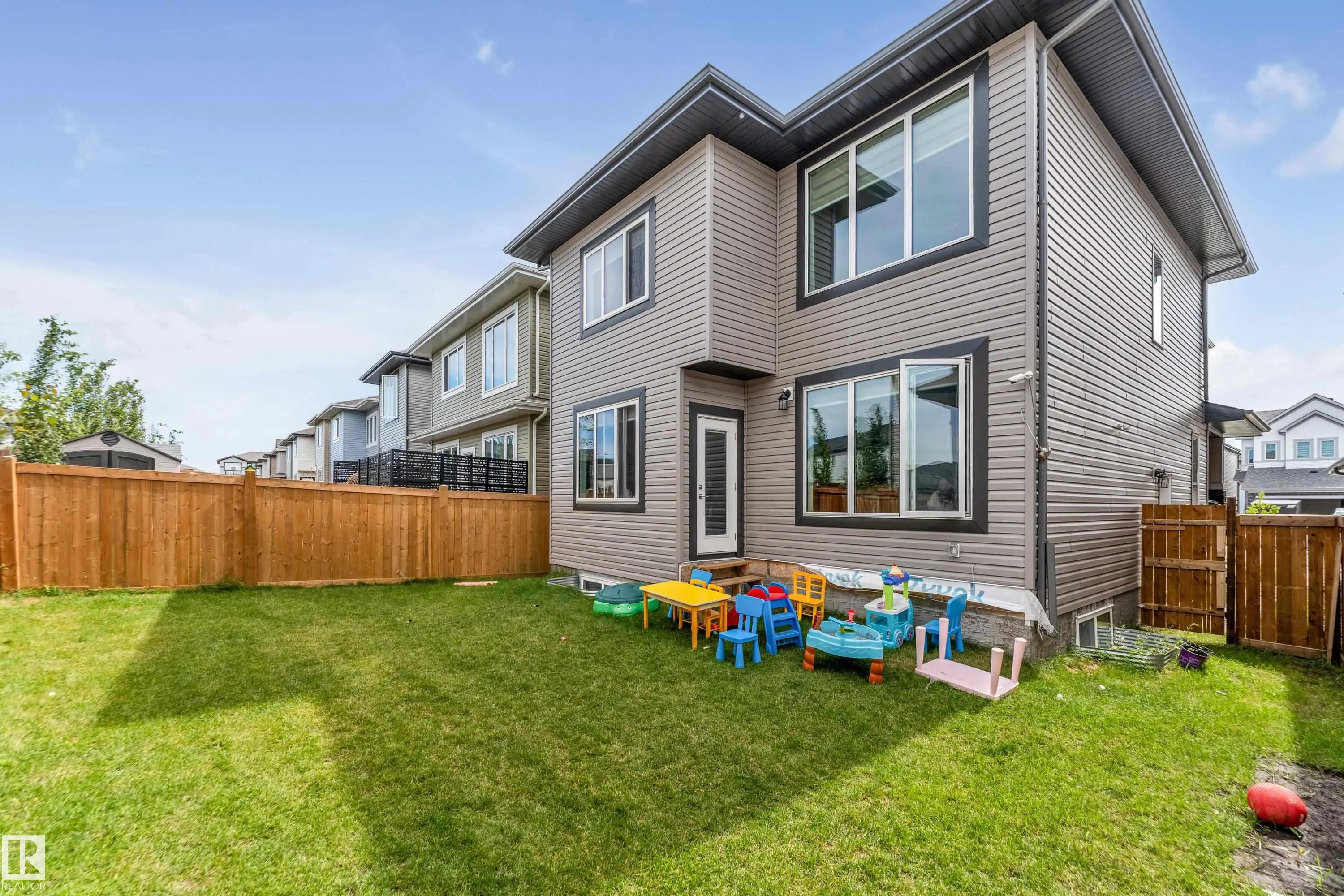 449 ROBERTS Crescent