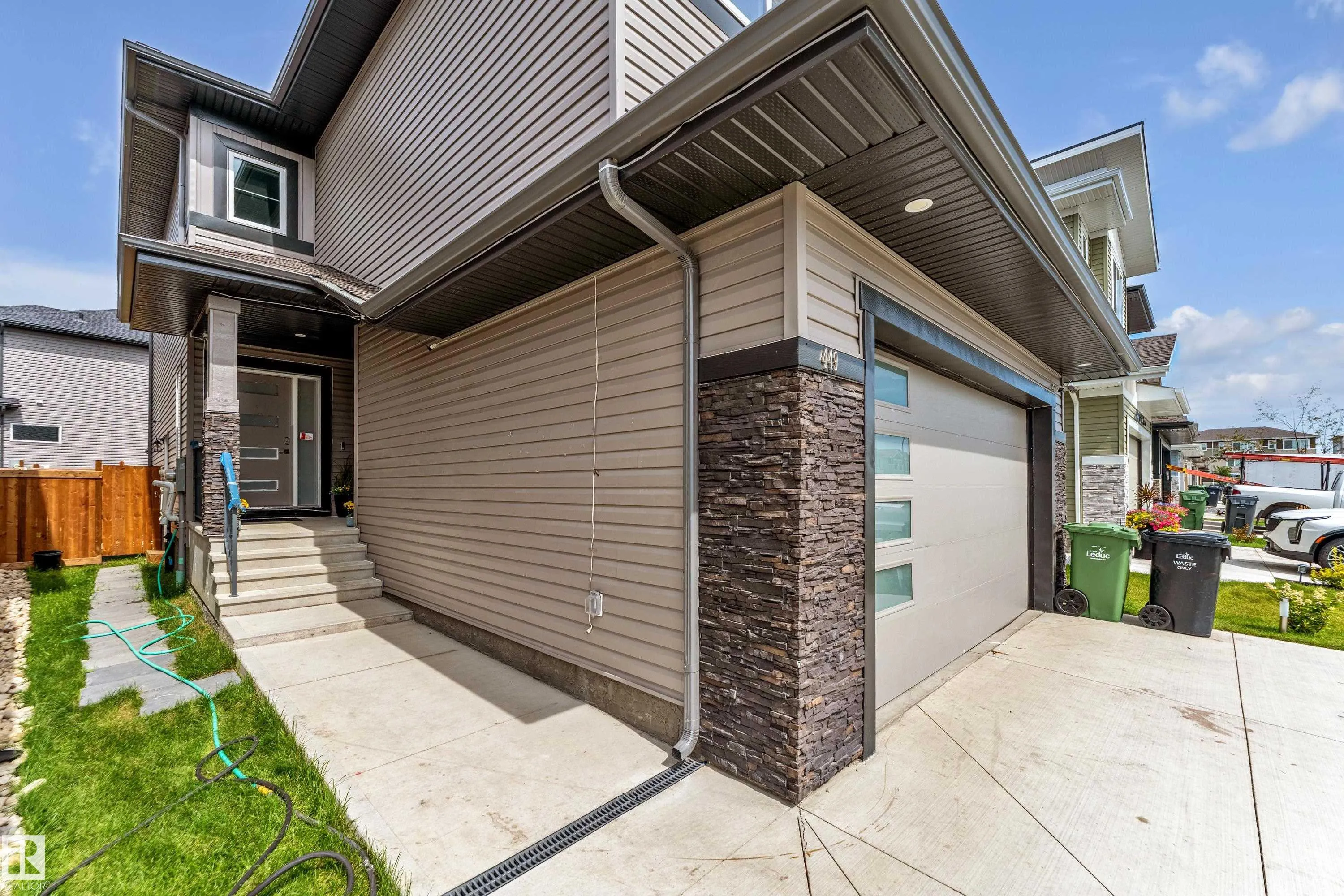 449 ROBERTS Crescent