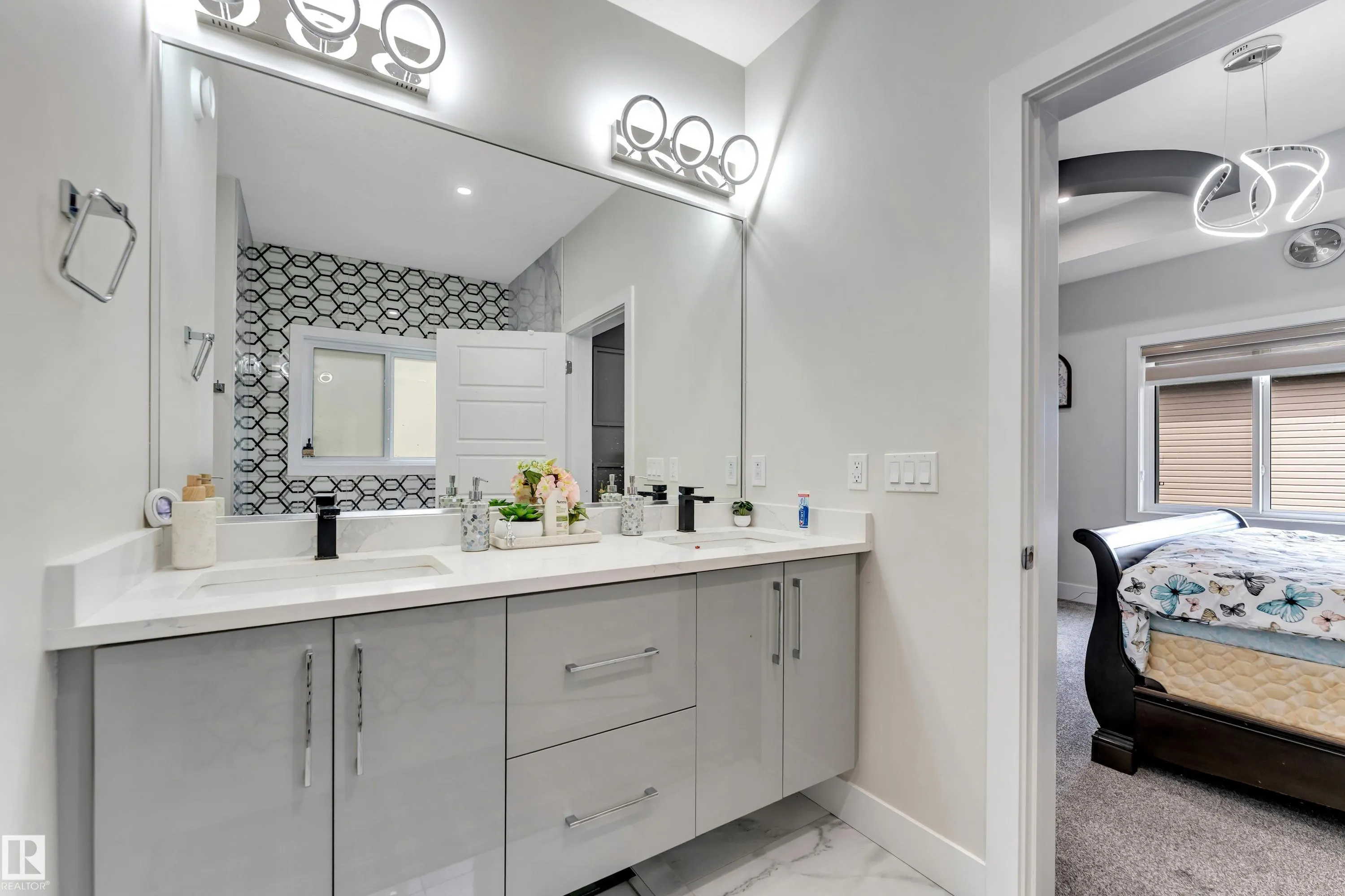 449 ROBERTS Crescent