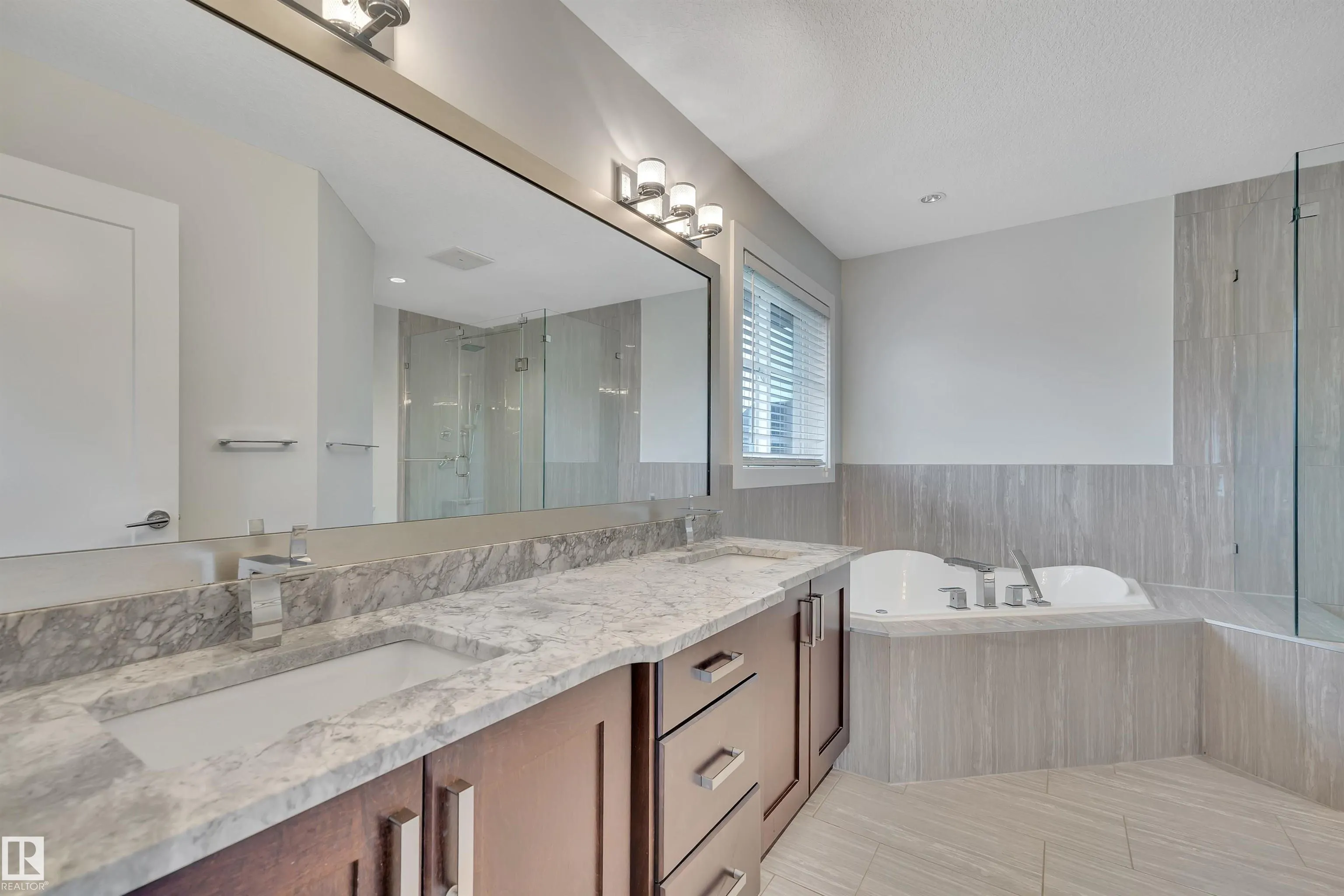 1024 ARMITAGE Crescent