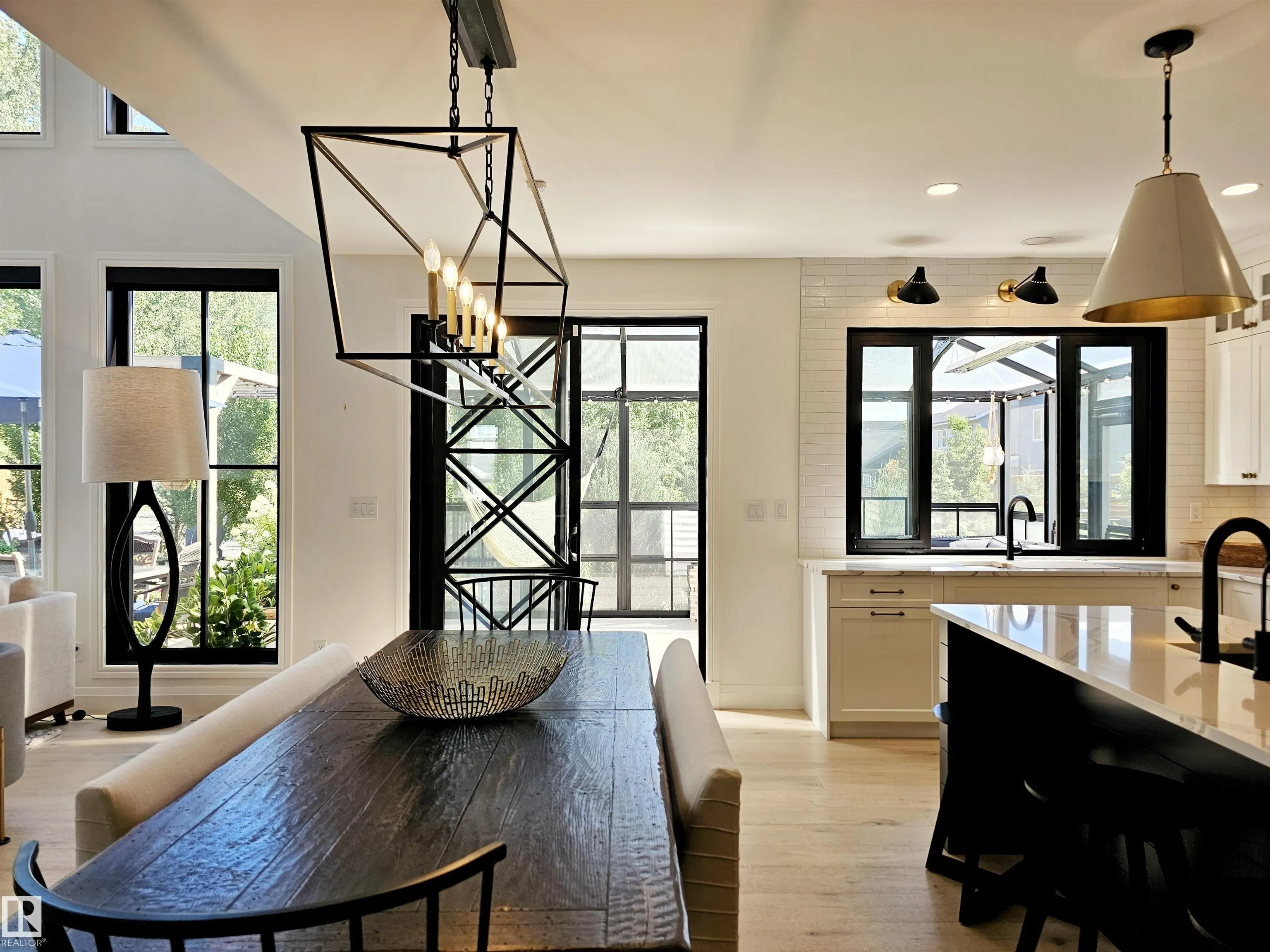 40 LADEROUTE Place