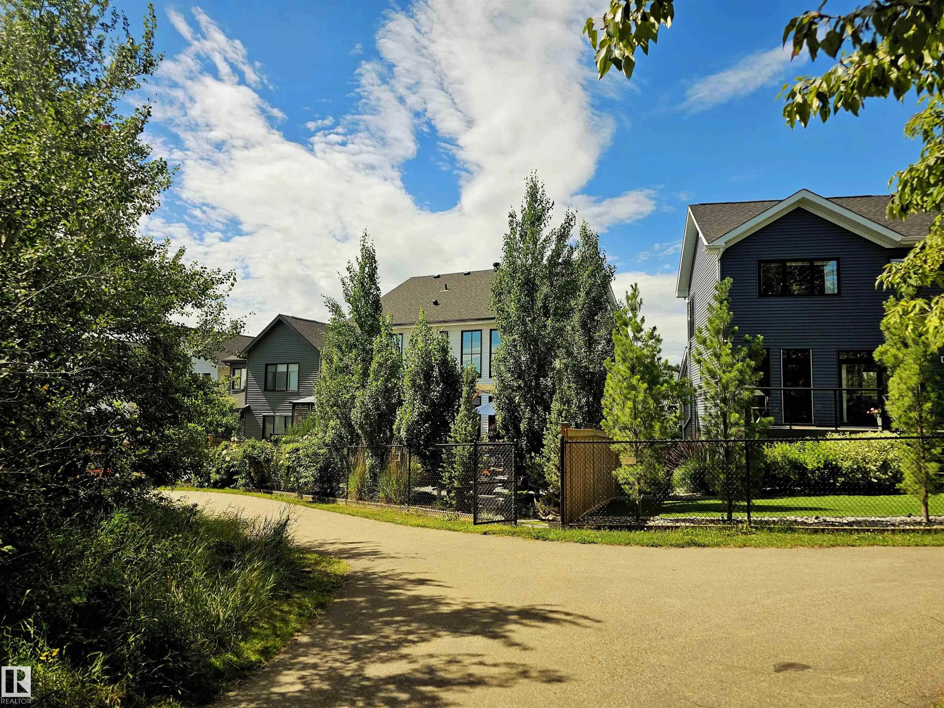 40 LADEROUTE Place