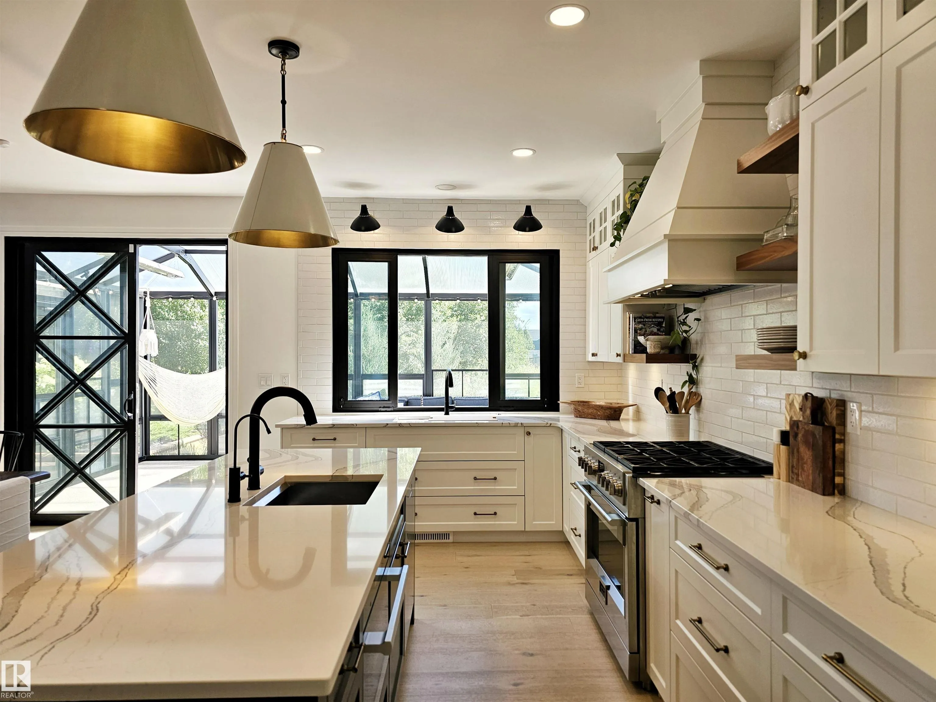 40 LADEROUTE Place