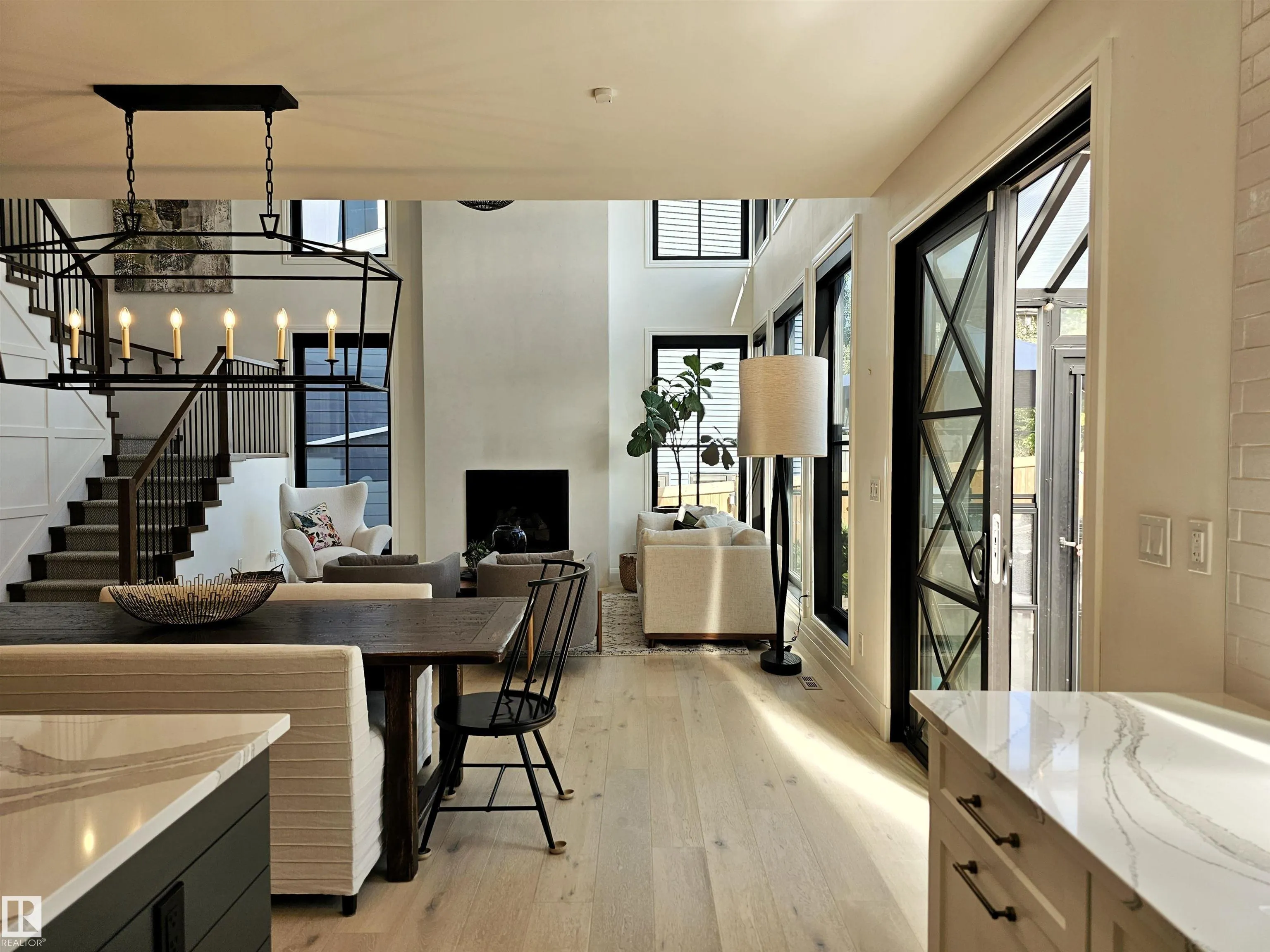 40 LADEROUTE Place