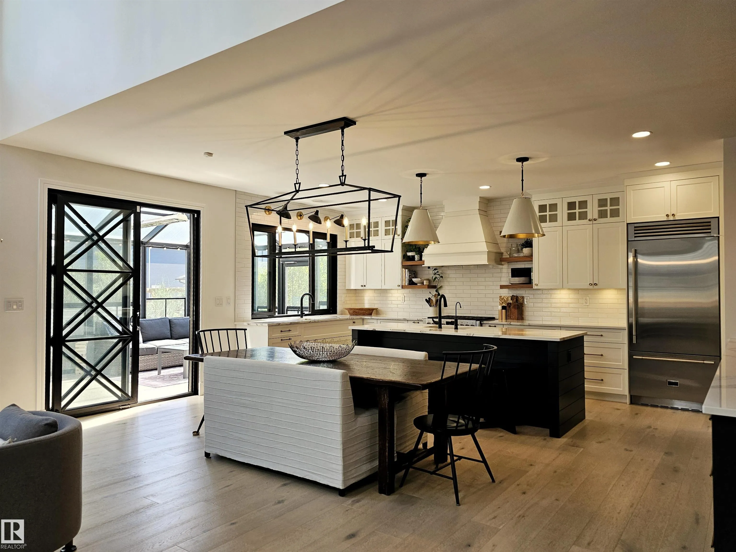 40 LADEROUTE Place