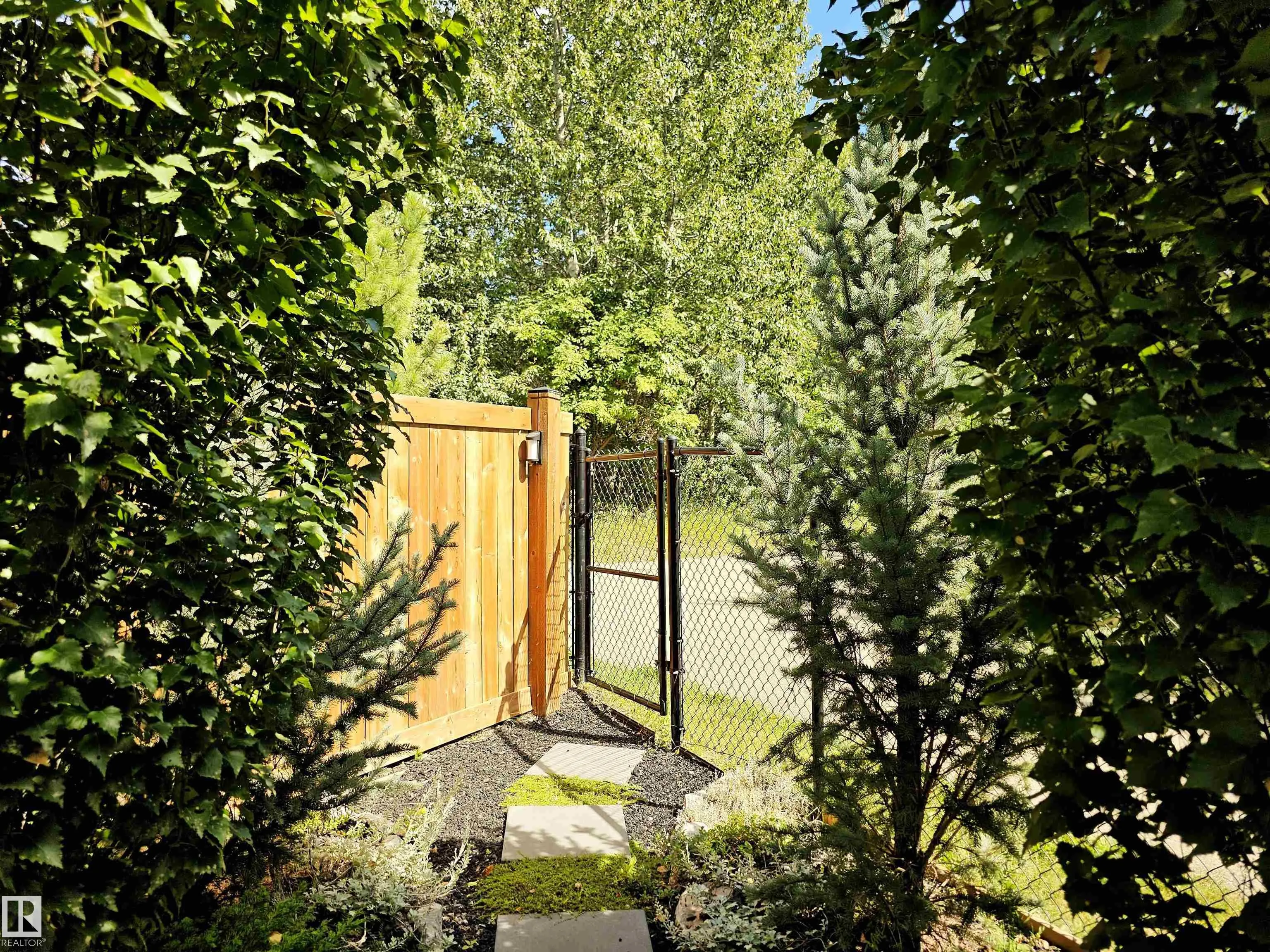 40 LADEROUTE Place