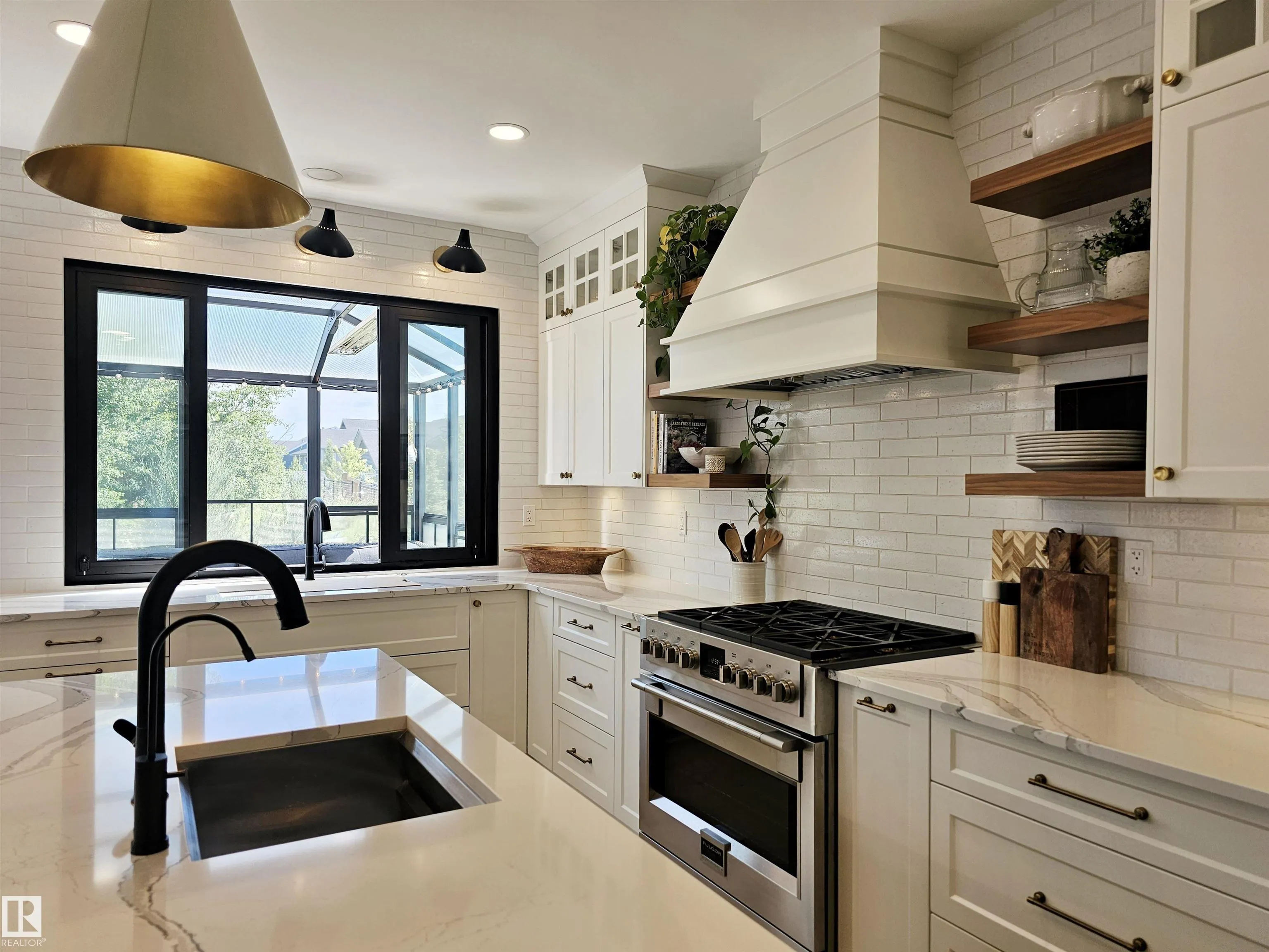 40 LADEROUTE Place