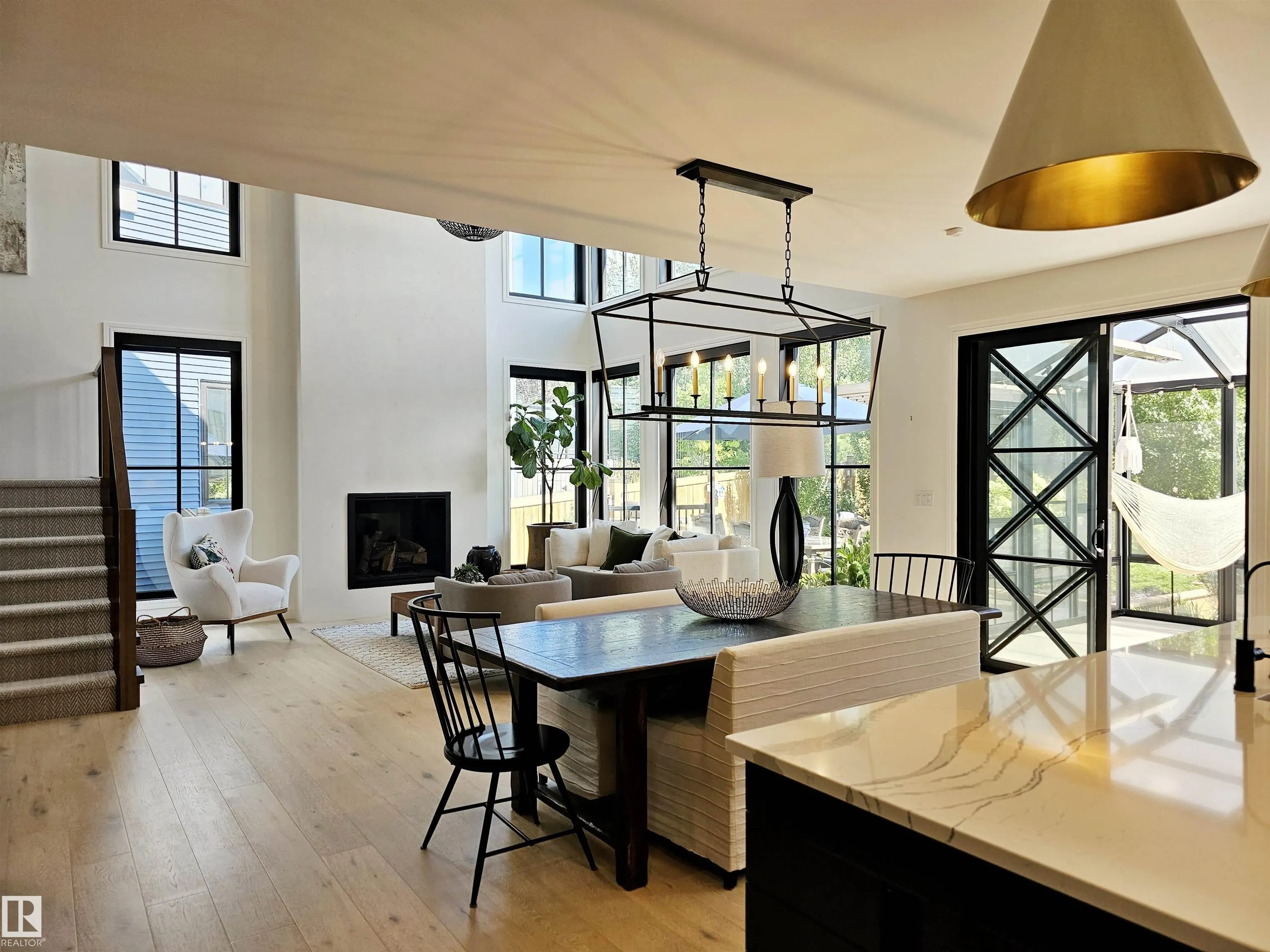 40 LADEROUTE Place