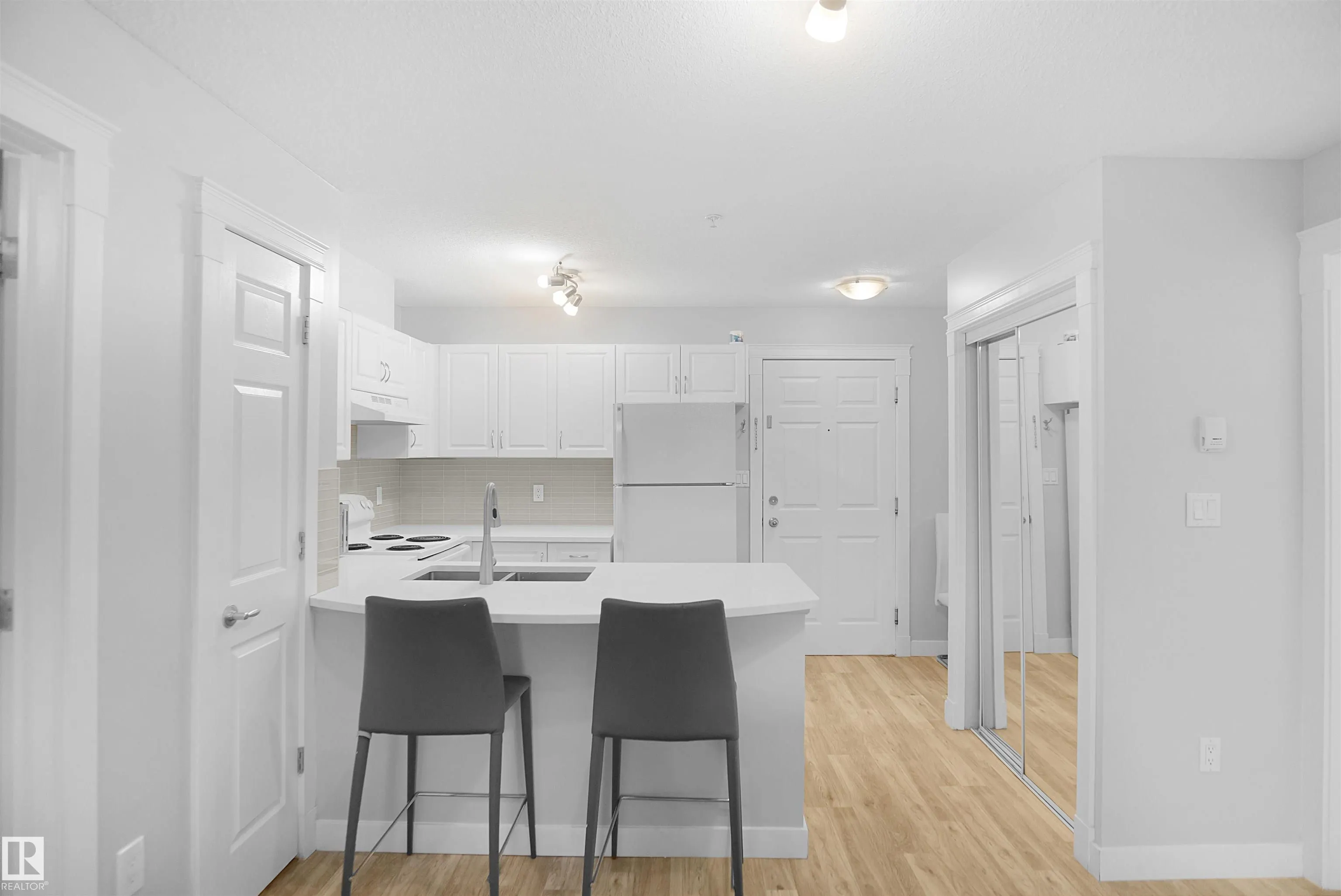 42 SUMMERWOOD Boulevard
