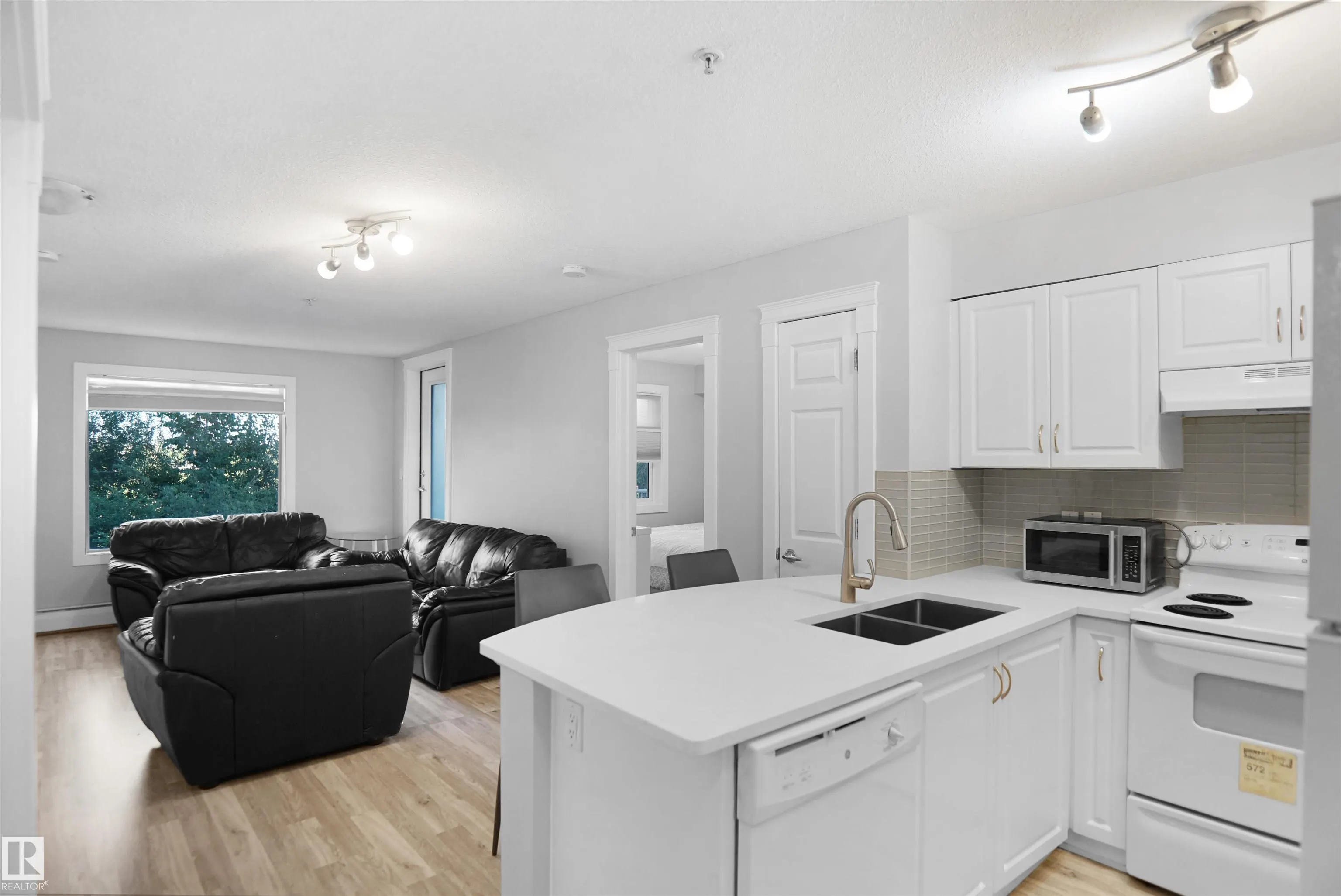 42 SUMMERWOOD Boulevard