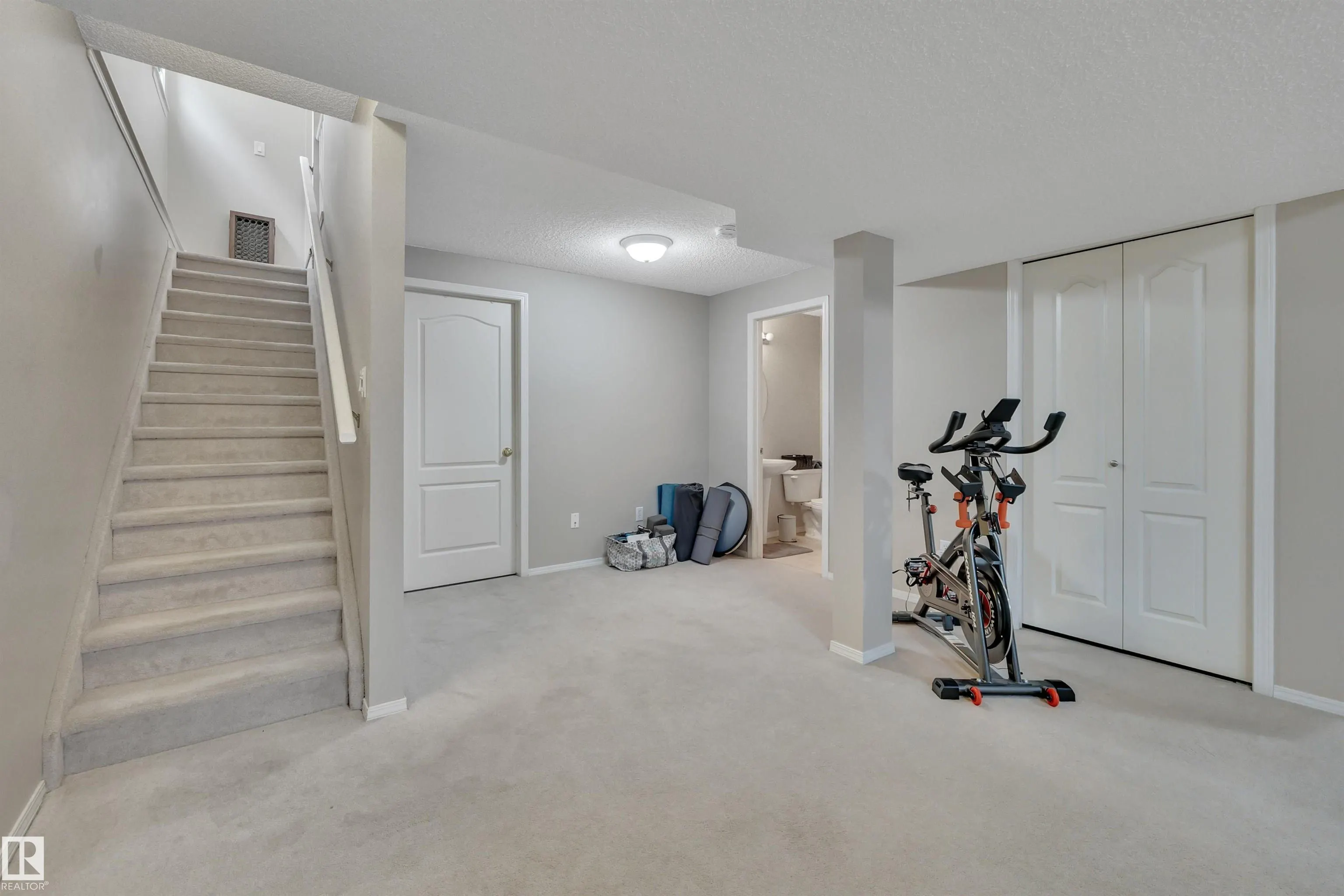 6 ASPENGLEN Drive