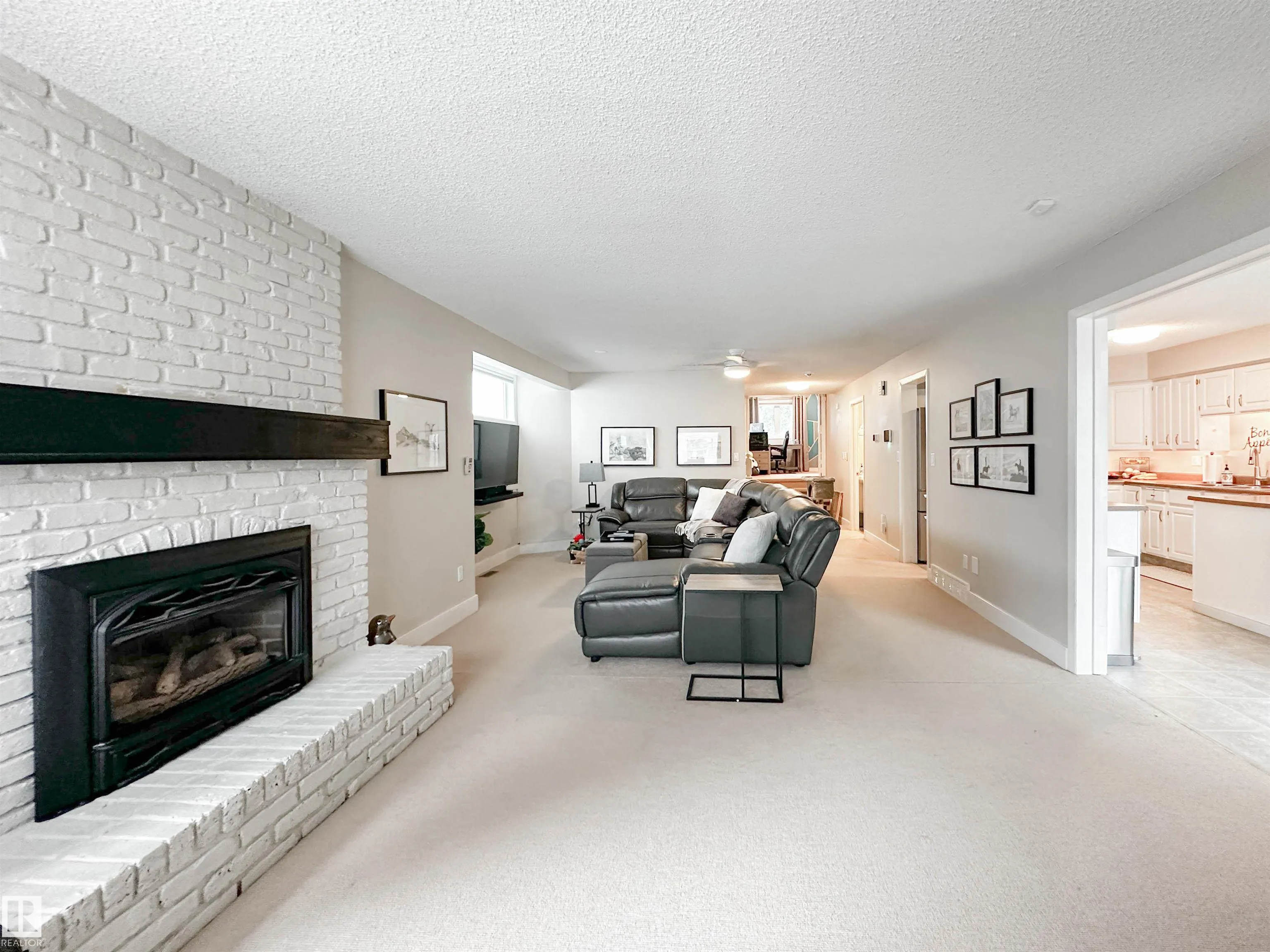 8 WHITEOAKS Estates
