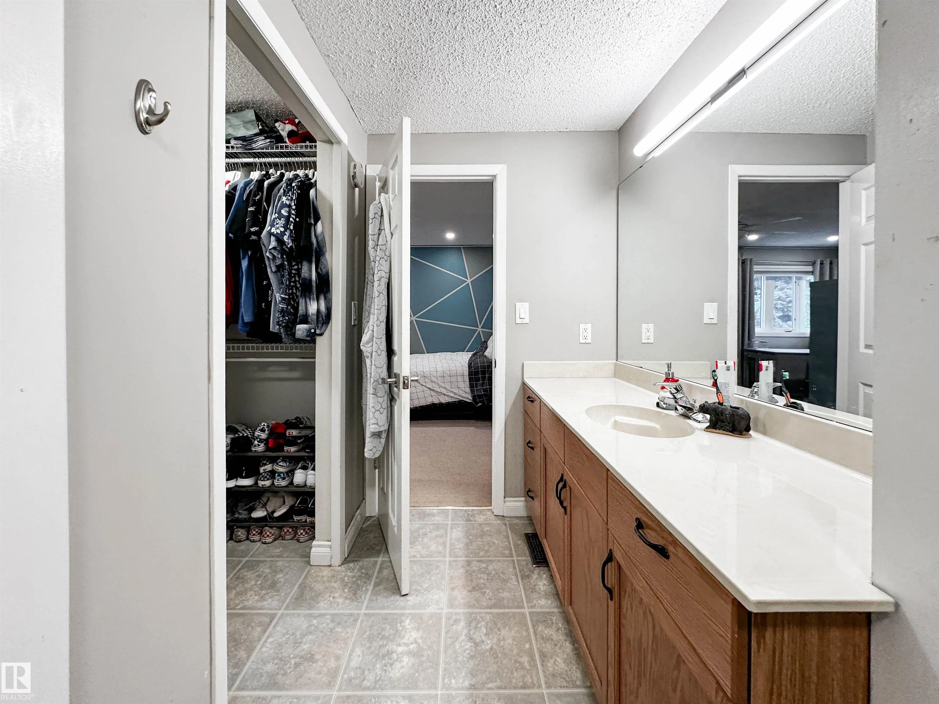 8 WHITEOAKS Estates