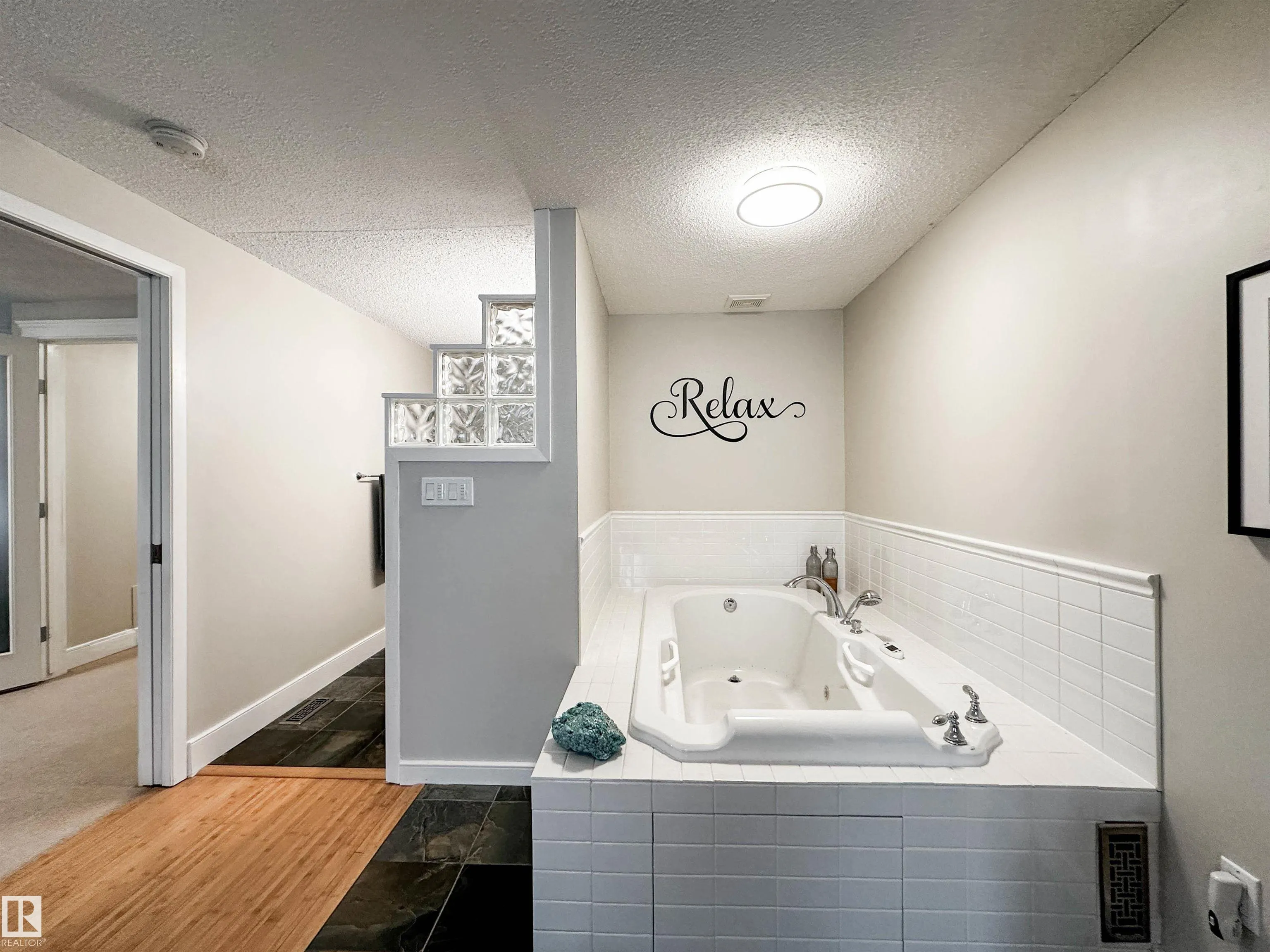 8 WHITEOAKS Estates