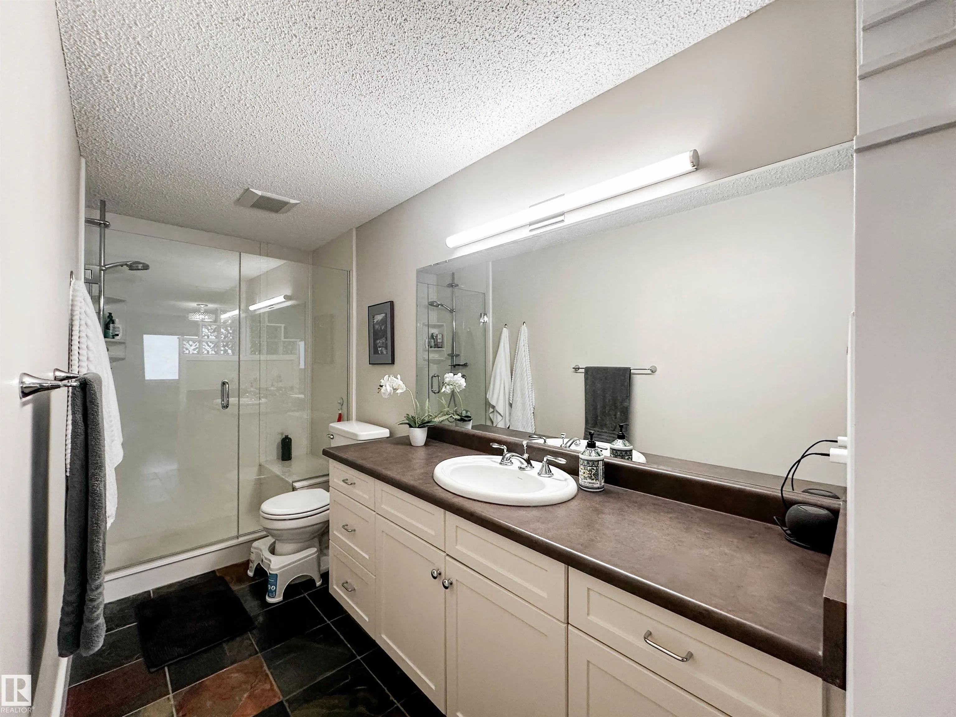 8 WHITEOAKS Estates
