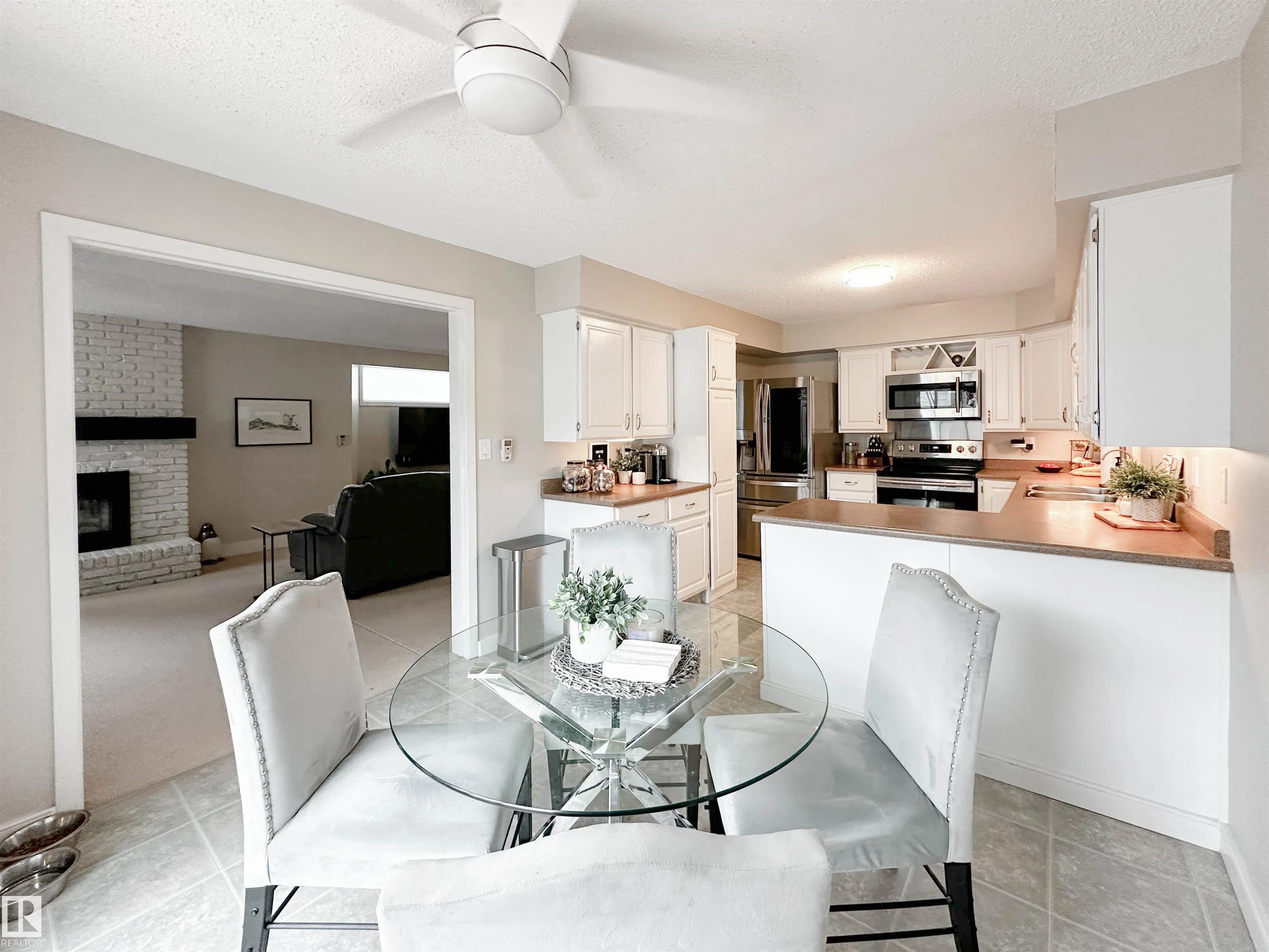 8 WHITEOAKS Estates