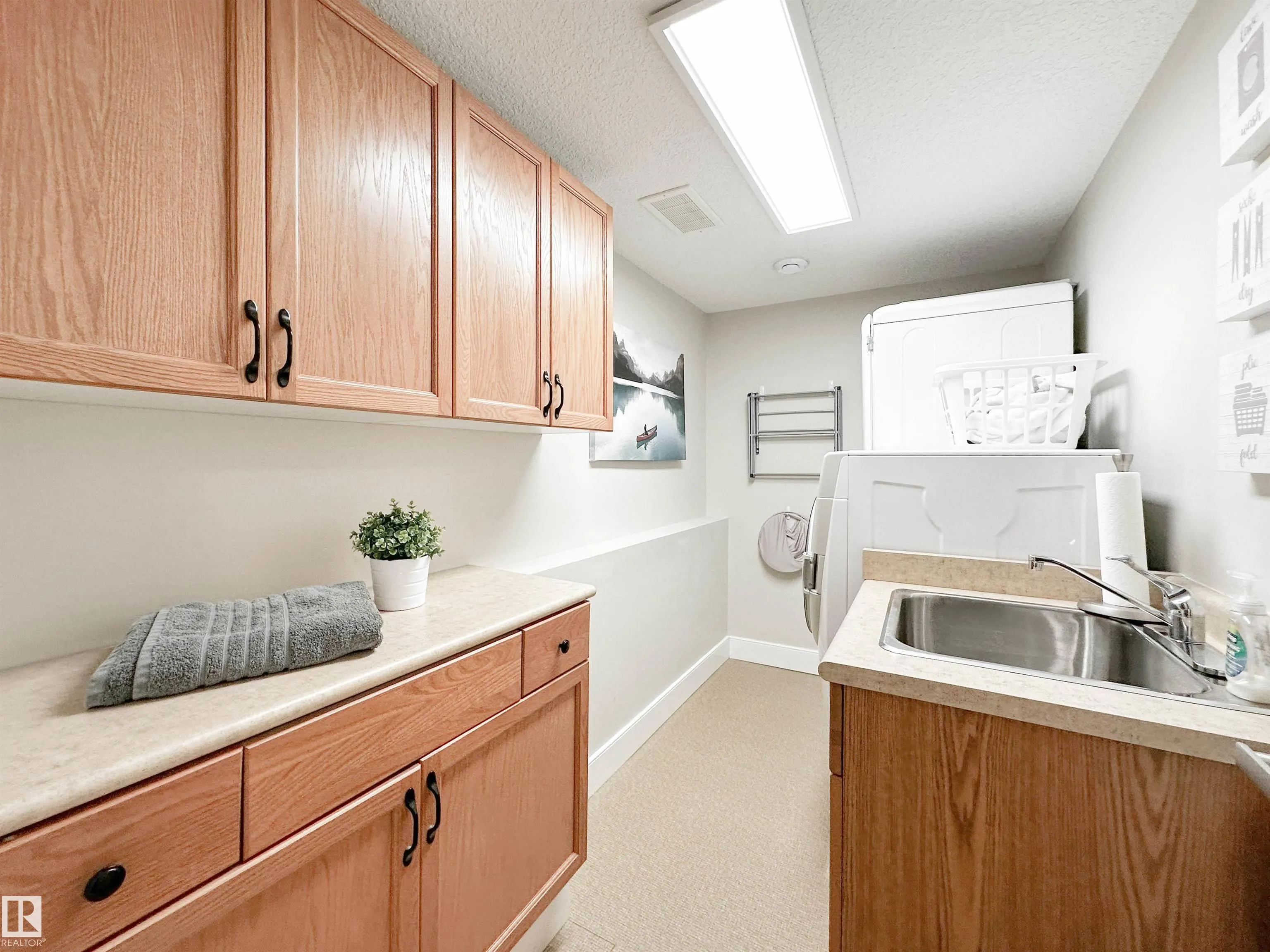 8 WHITEOAKS Estates