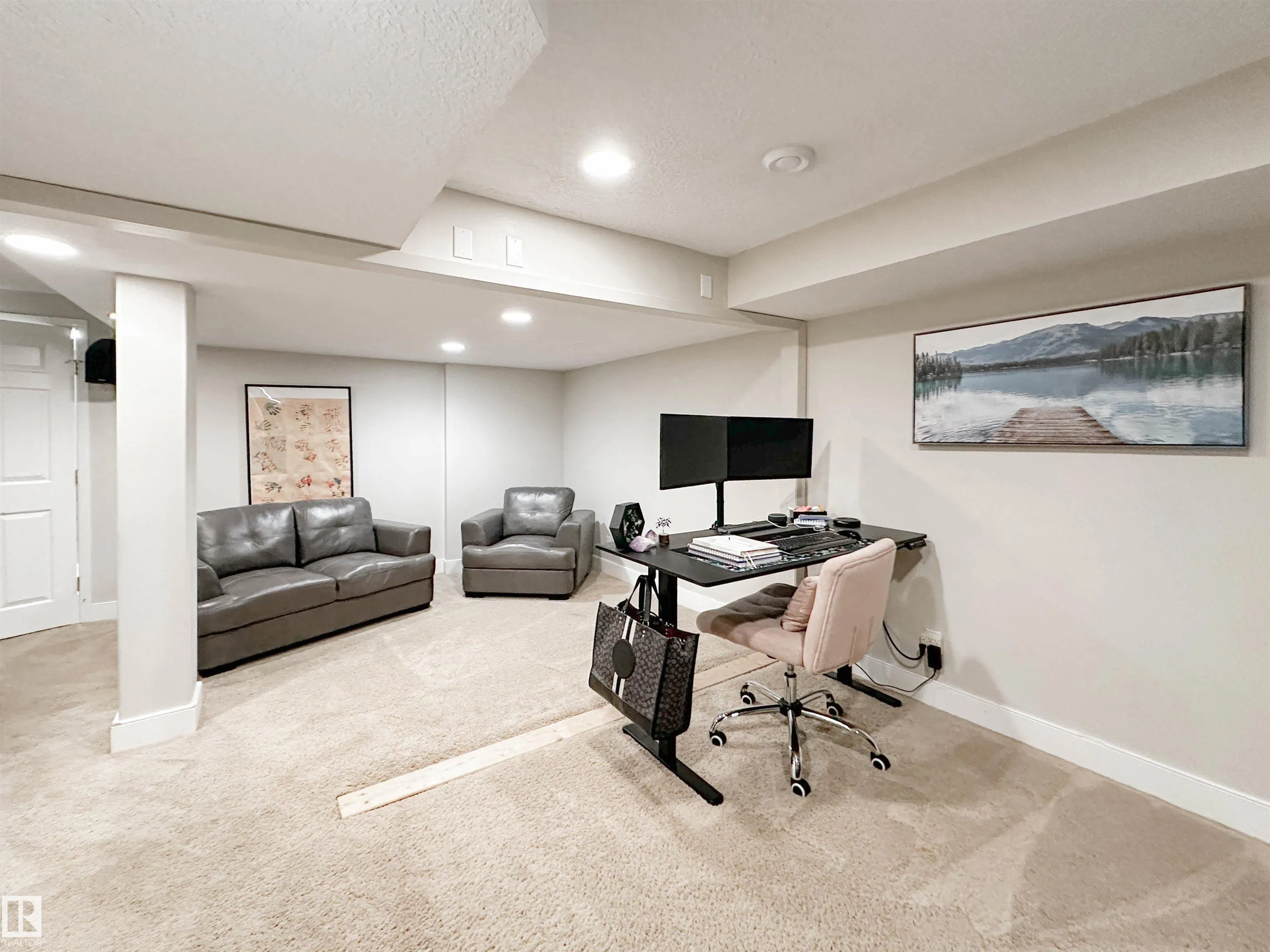 8 WHITEOAKS Estates