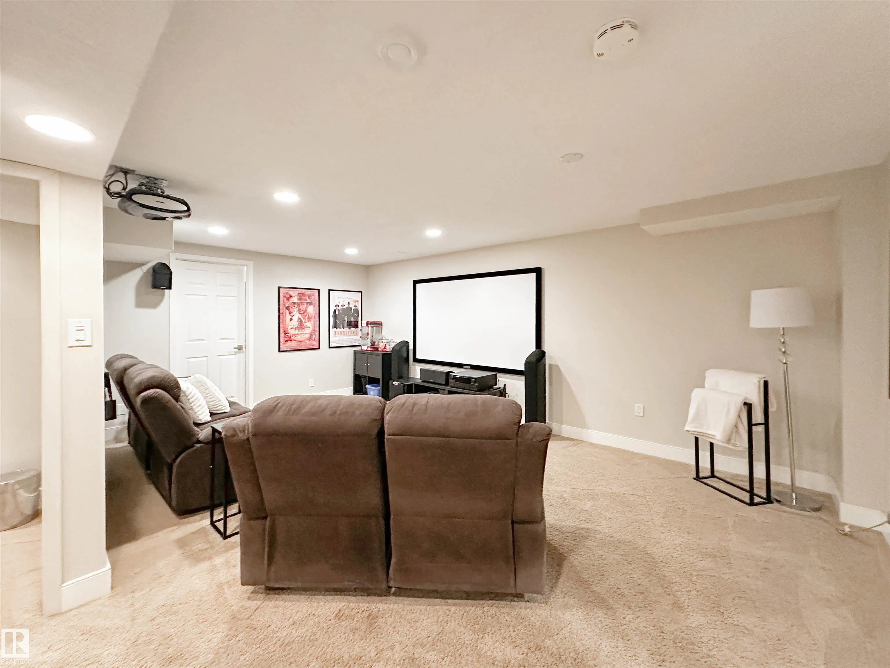 8 WHITEOAKS Estates