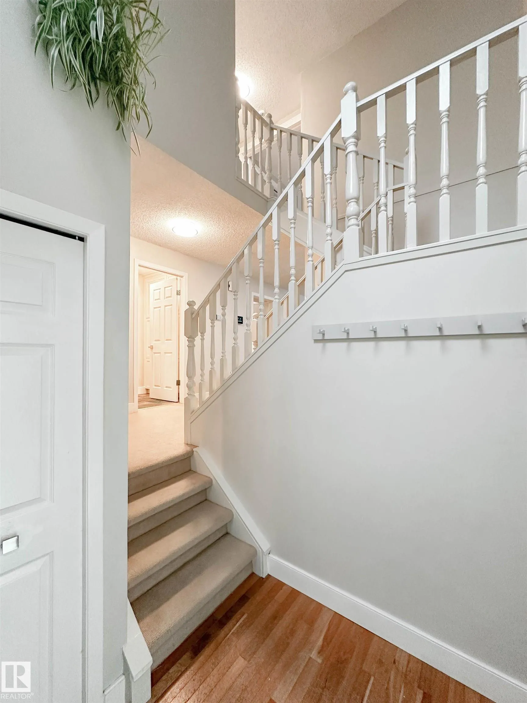 8 WHITEOAKS Estates