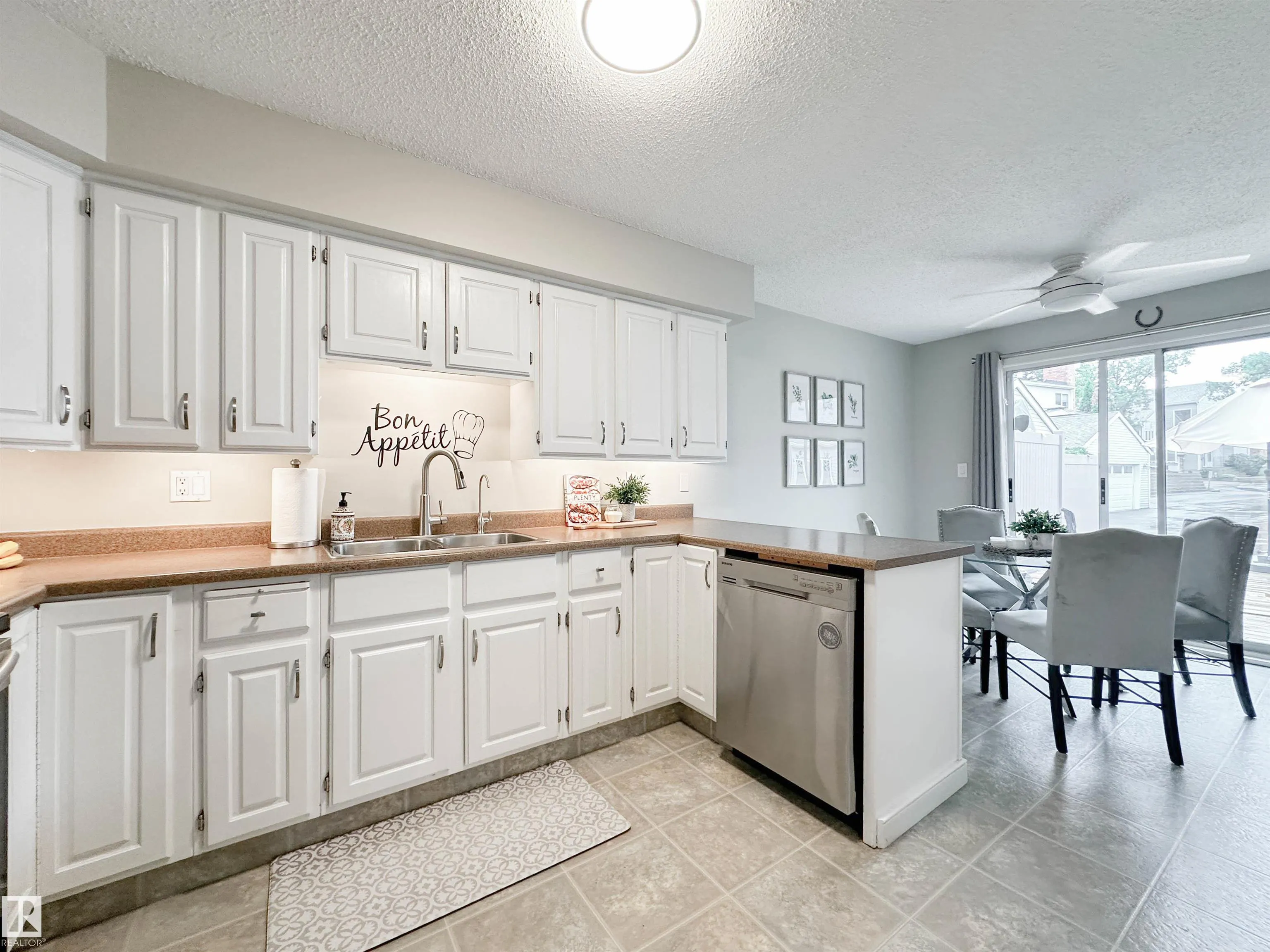 8 WHITEOAKS Estates