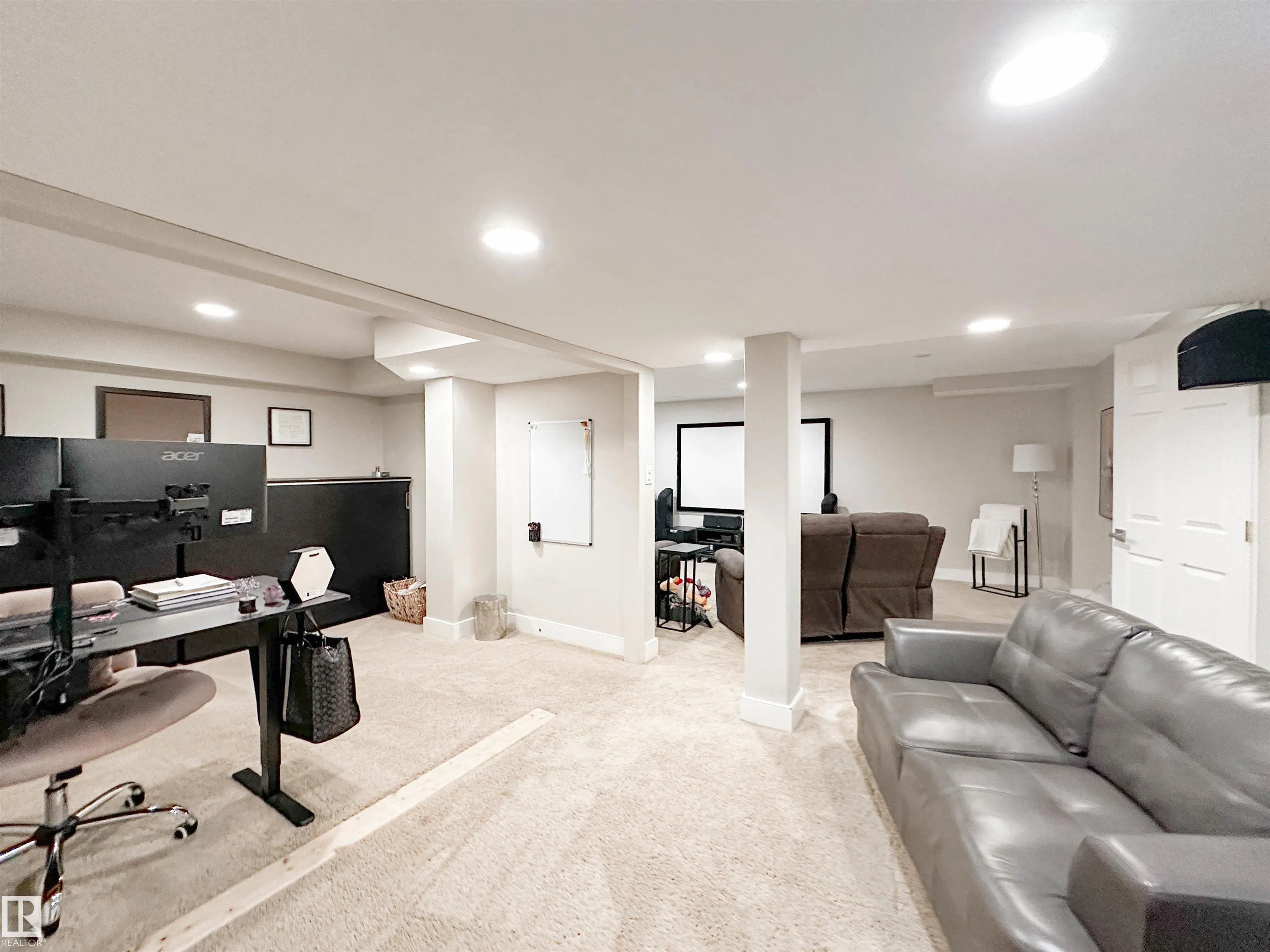 8 WHITEOAKS Estates