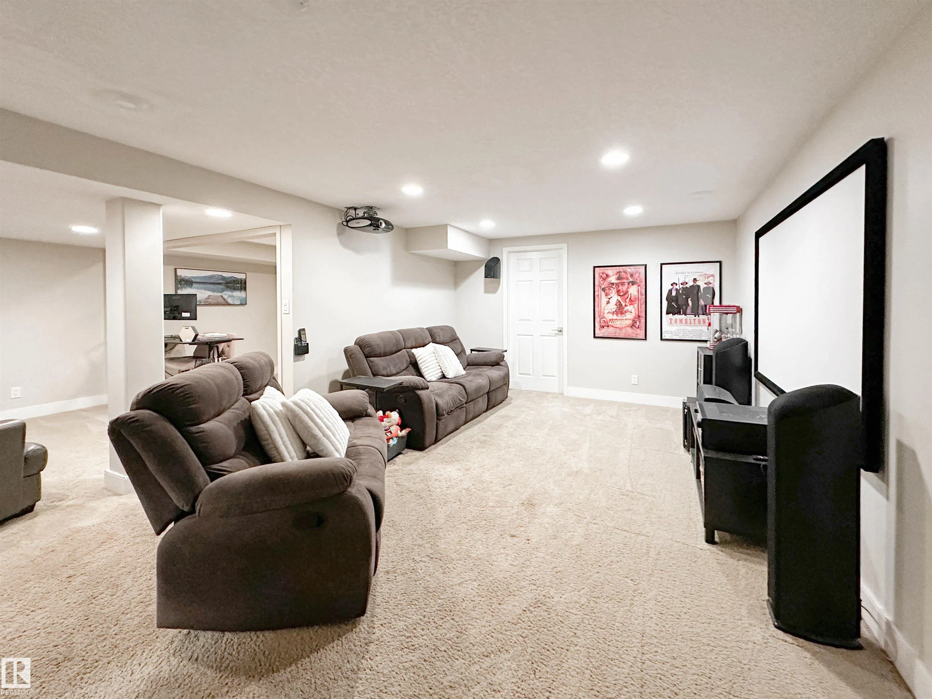 8 WHITEOAKS Estates