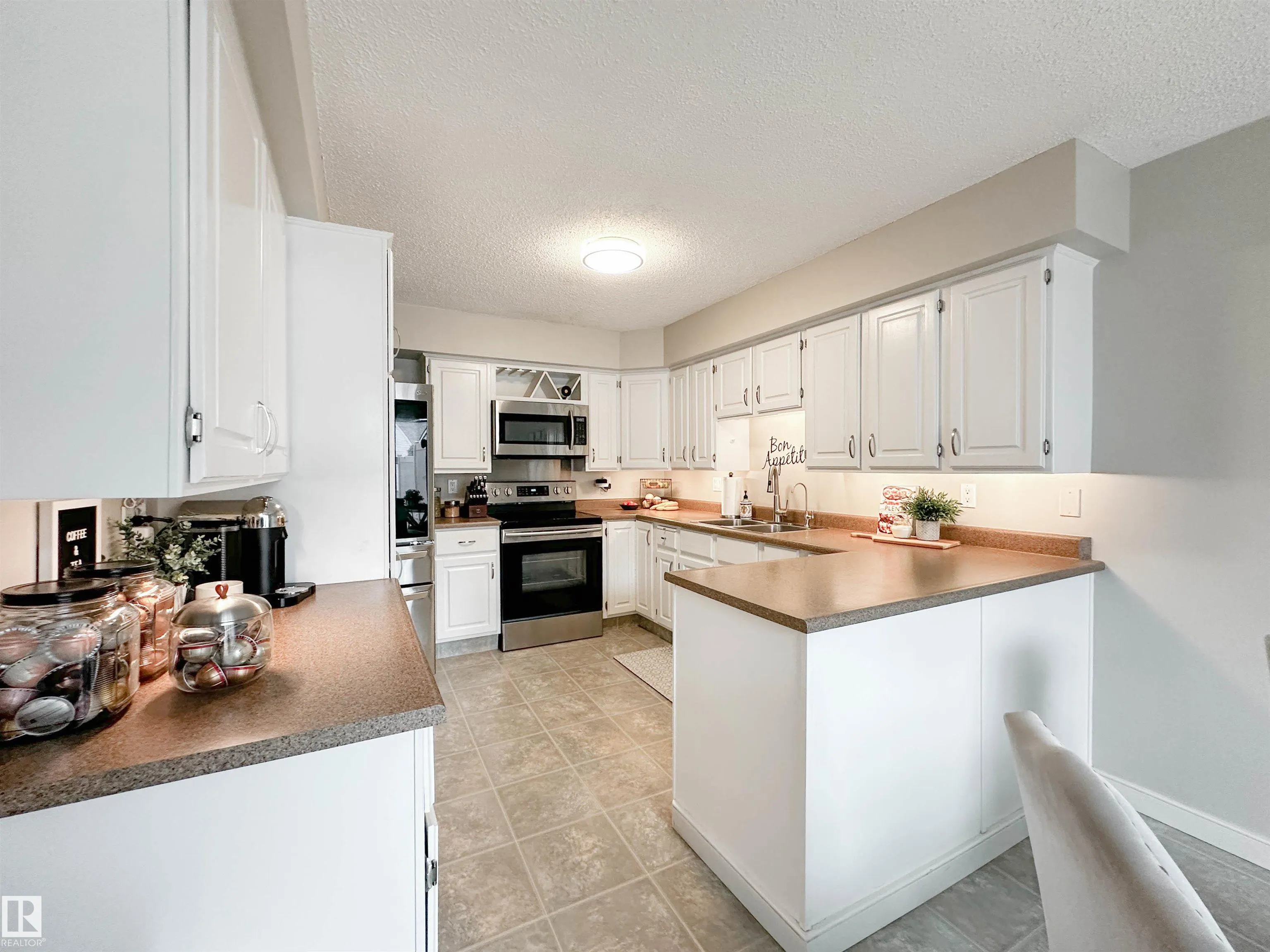 8 WHITEOAKS Estates
