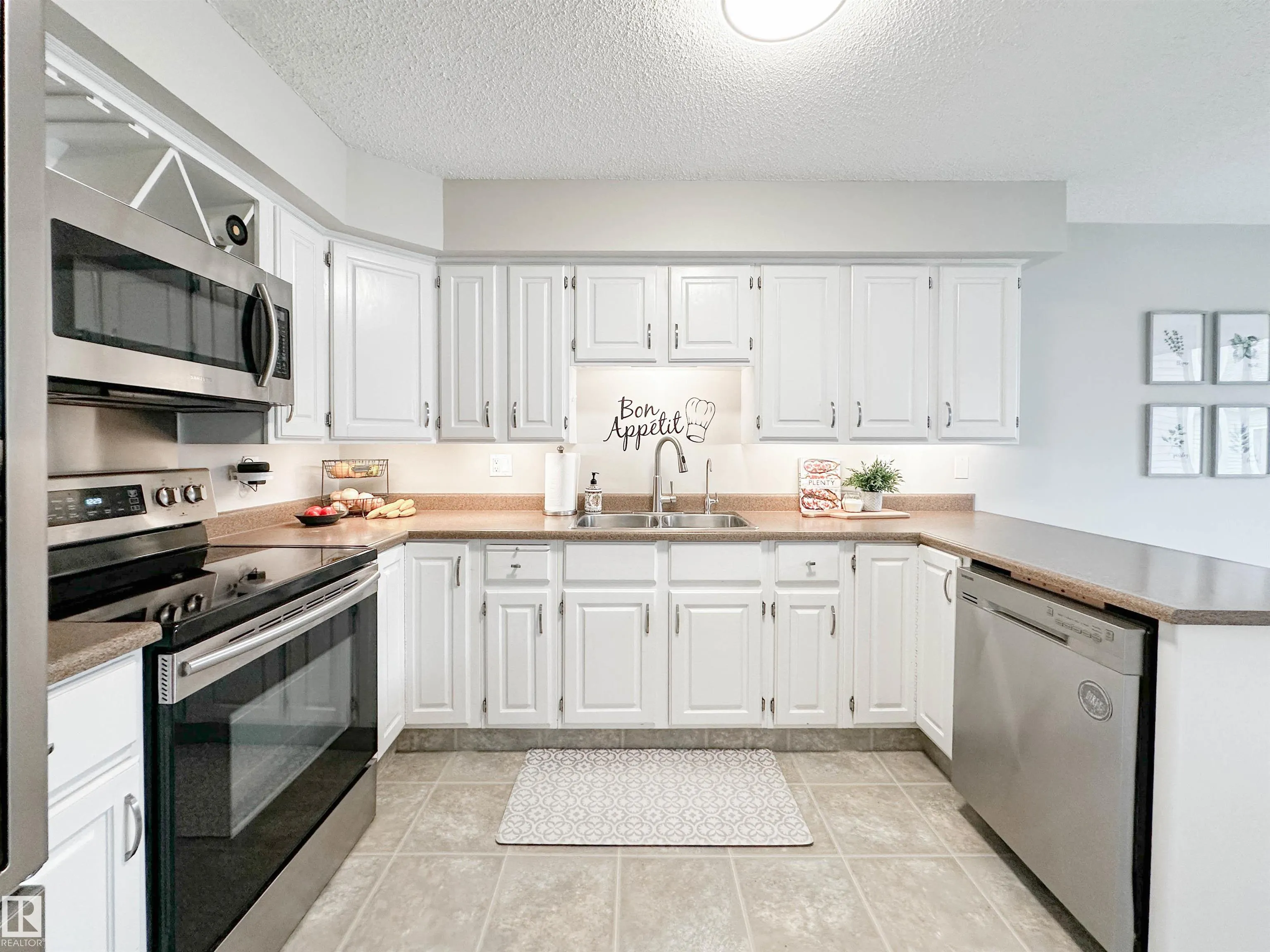 8 WHITEOAKS Estates