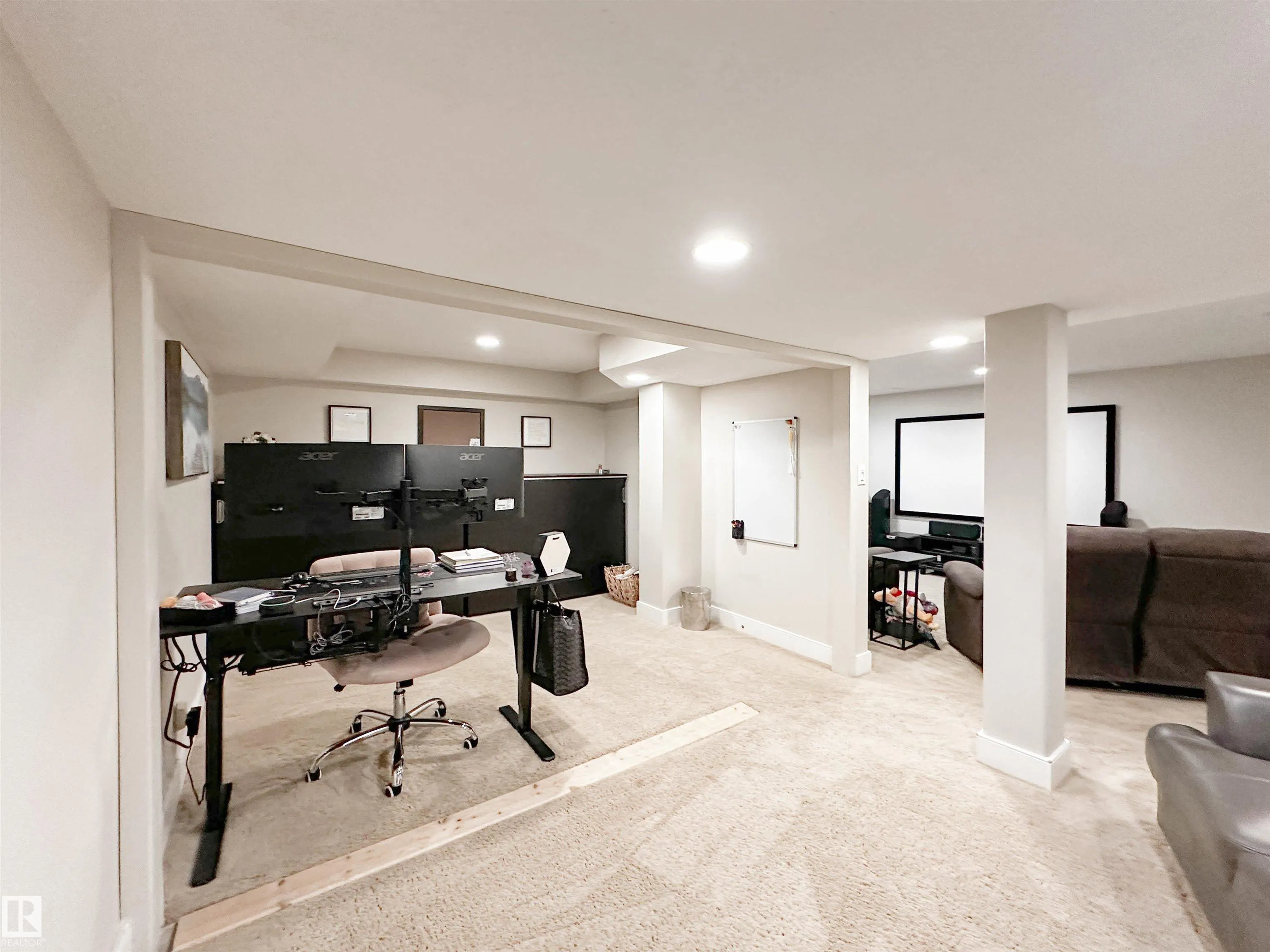 8 WHITEOAKS Estates