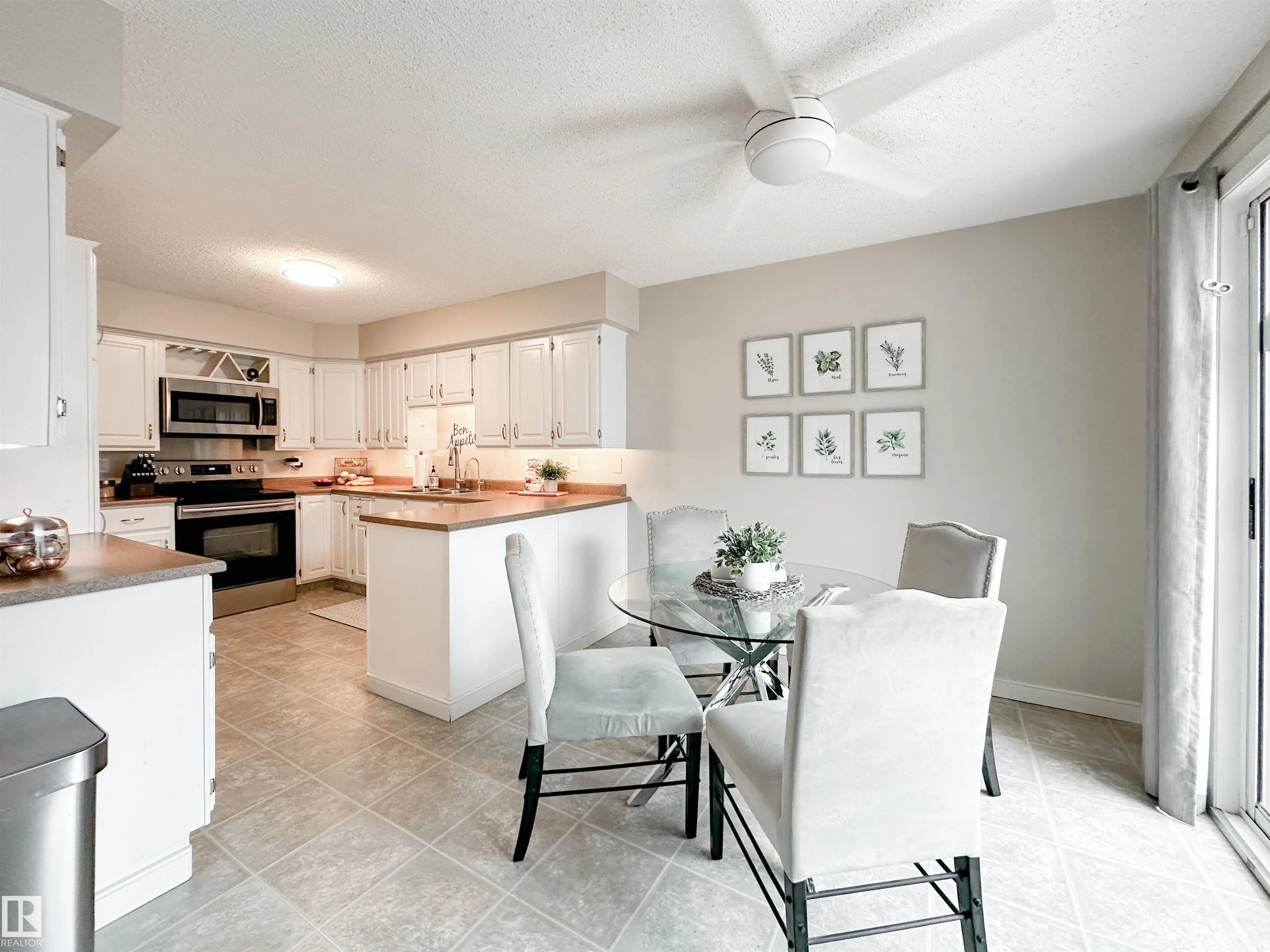 8 WHITEOAKS Estates