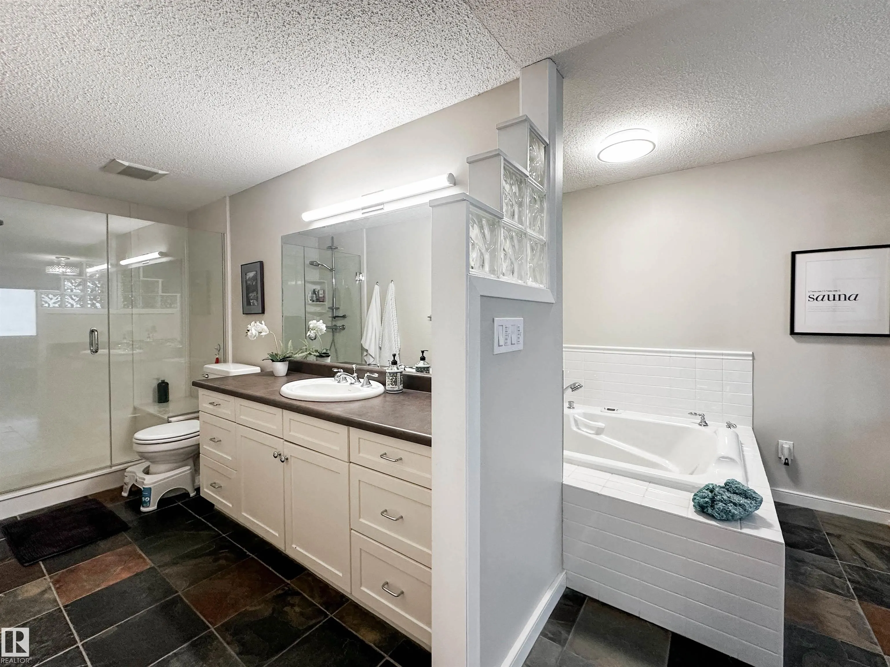 8 WHITEOAKS Estates