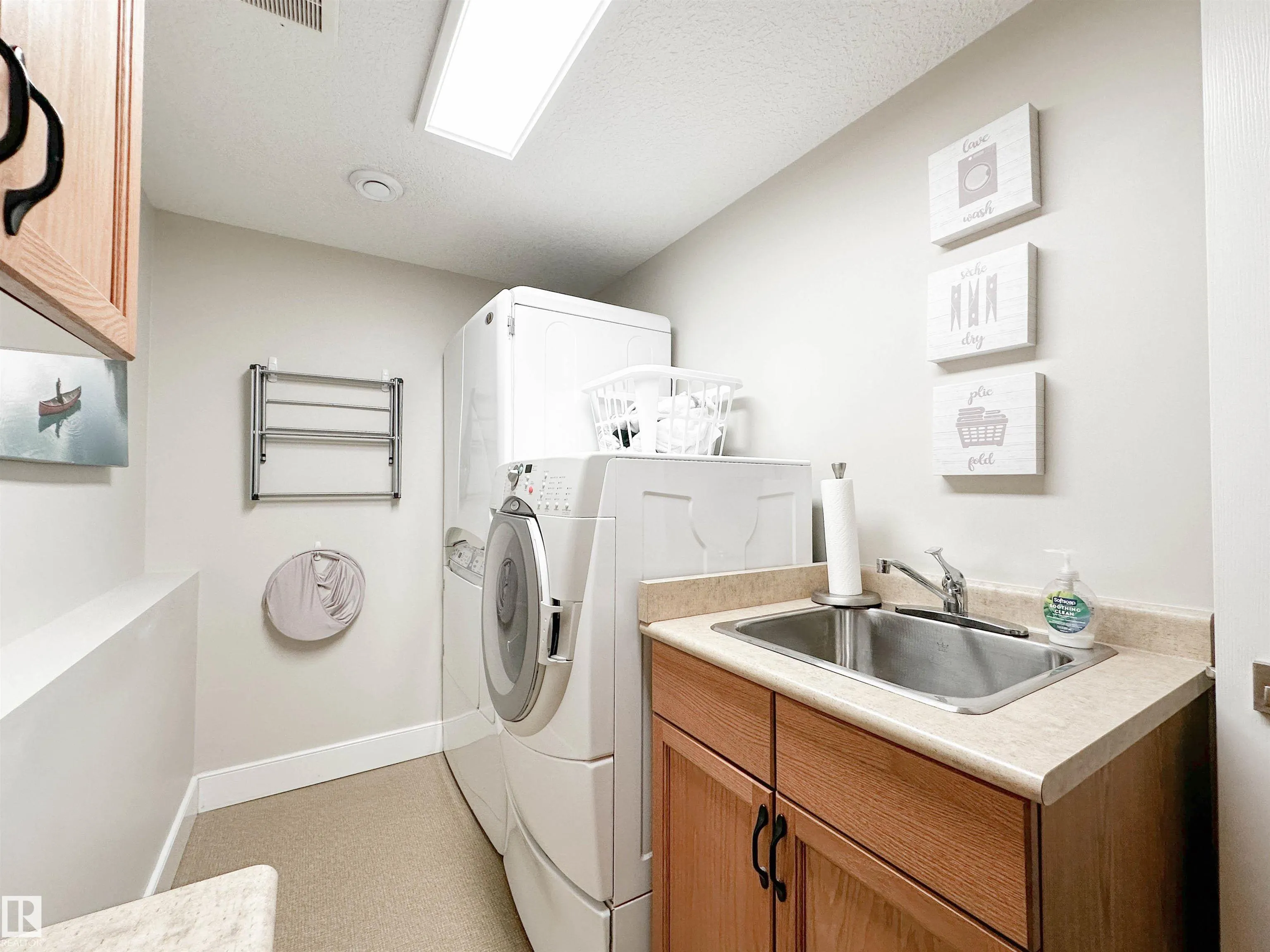 8 WHITEOAKS Estates