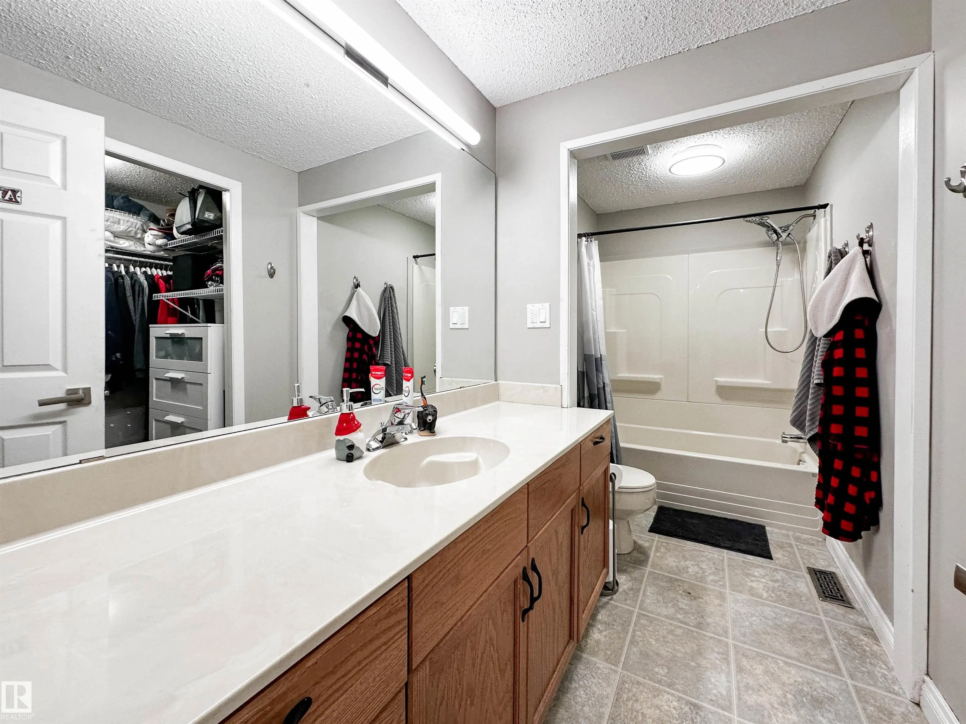 8 WHITEOAKS Estates