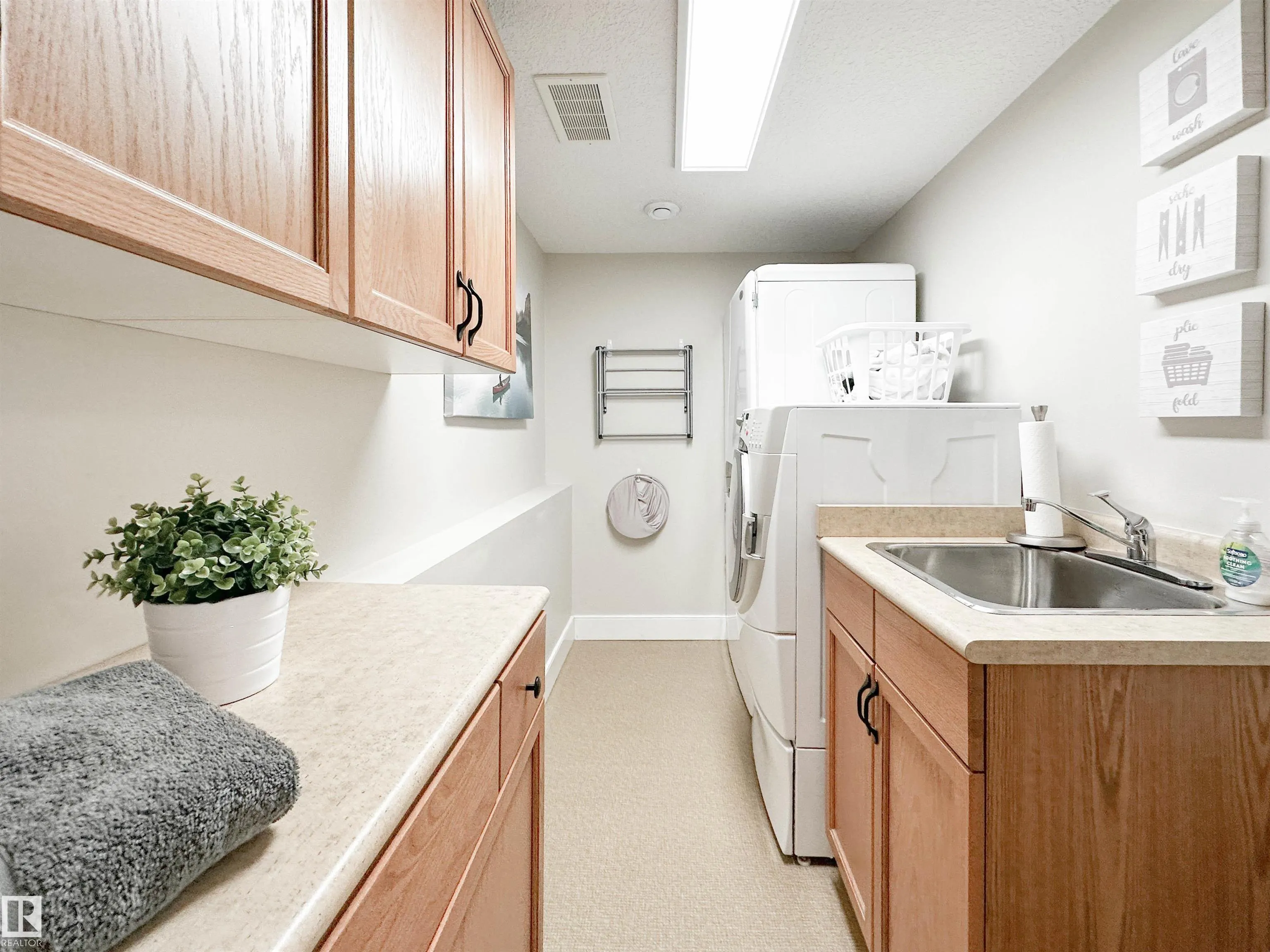 8 WHITEOAKS Estates