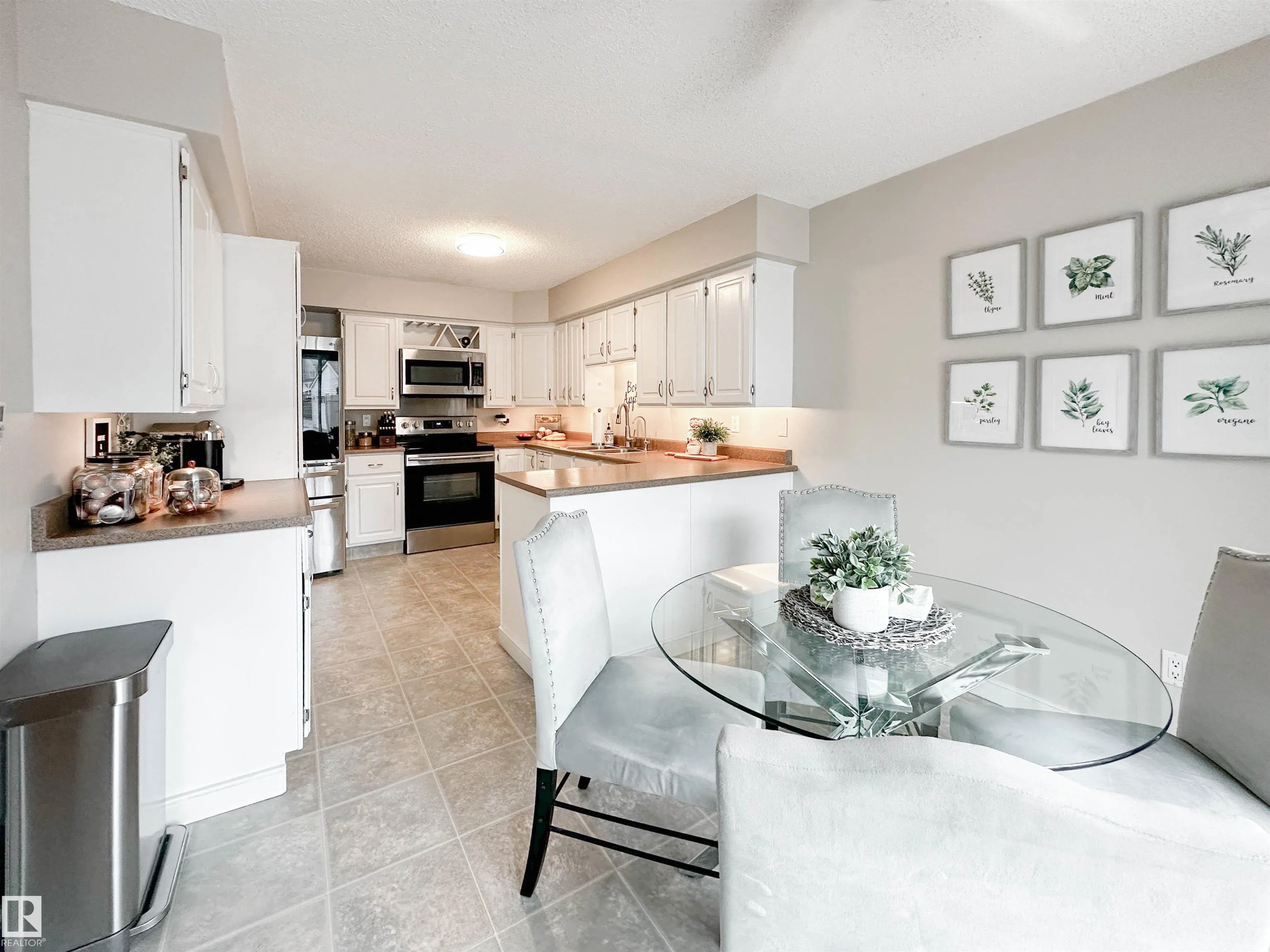 8 WHITEOAKS Estates