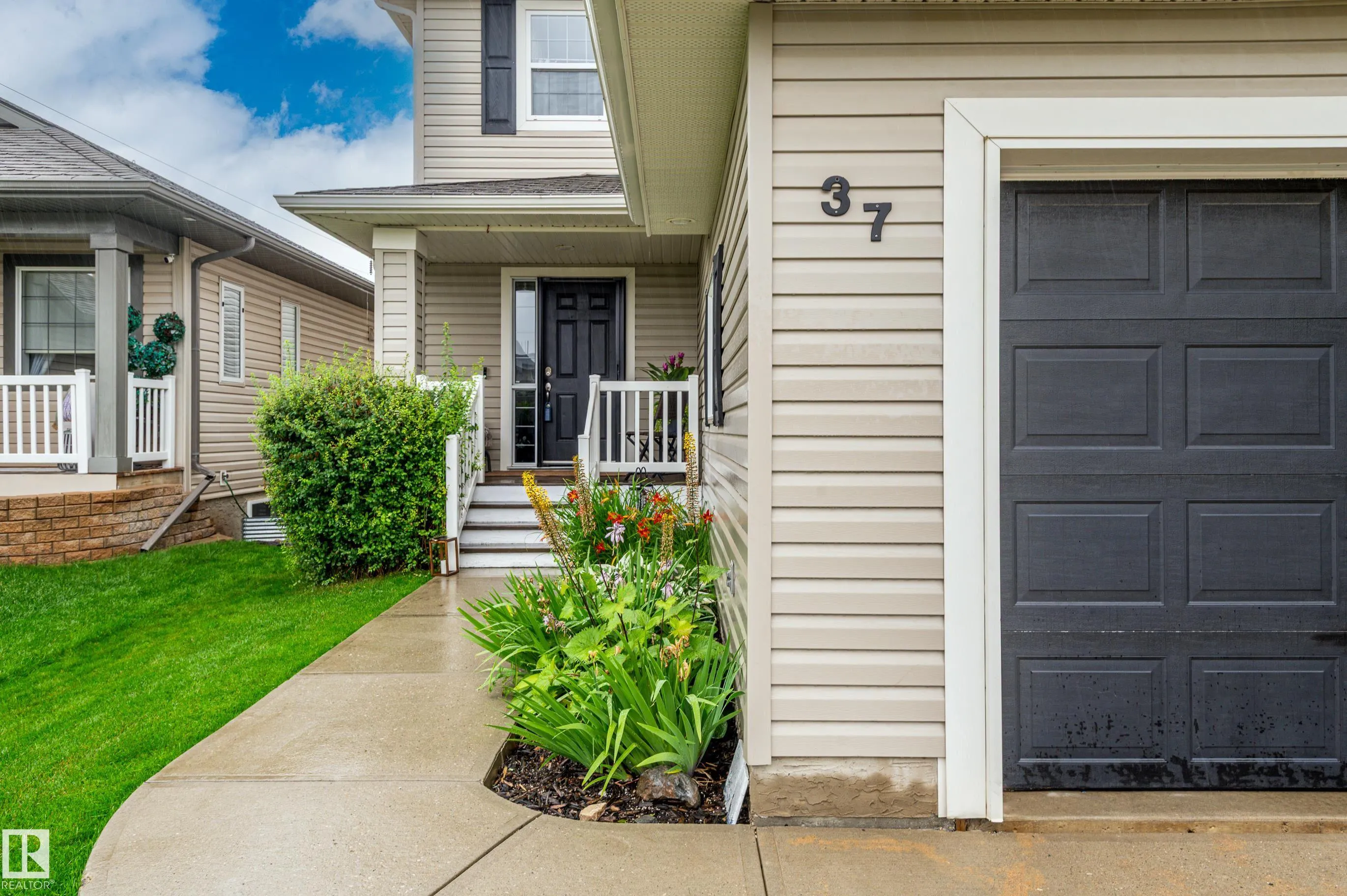 37 GRAYRIDGE Crescent