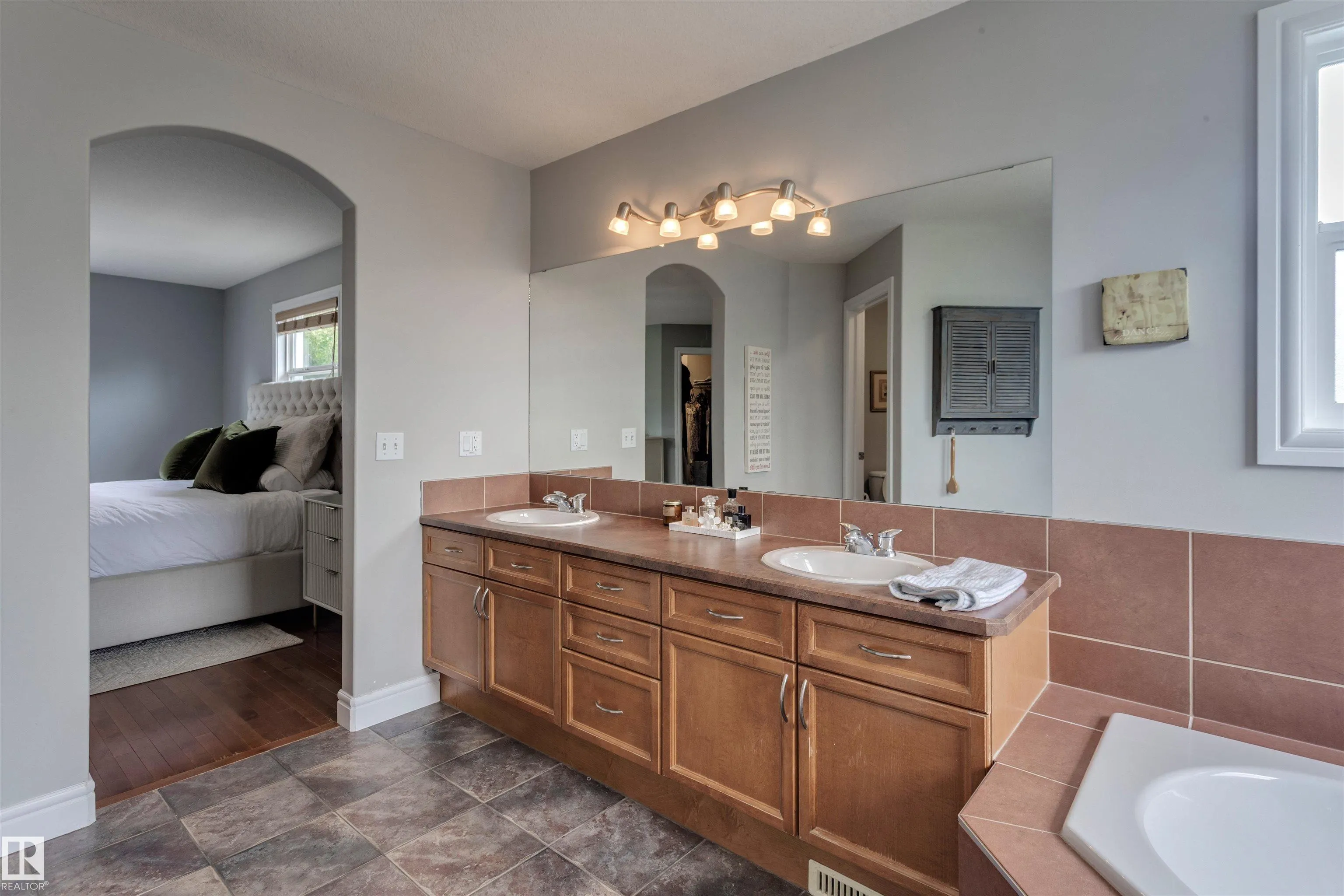 2 Hawkstone Landing