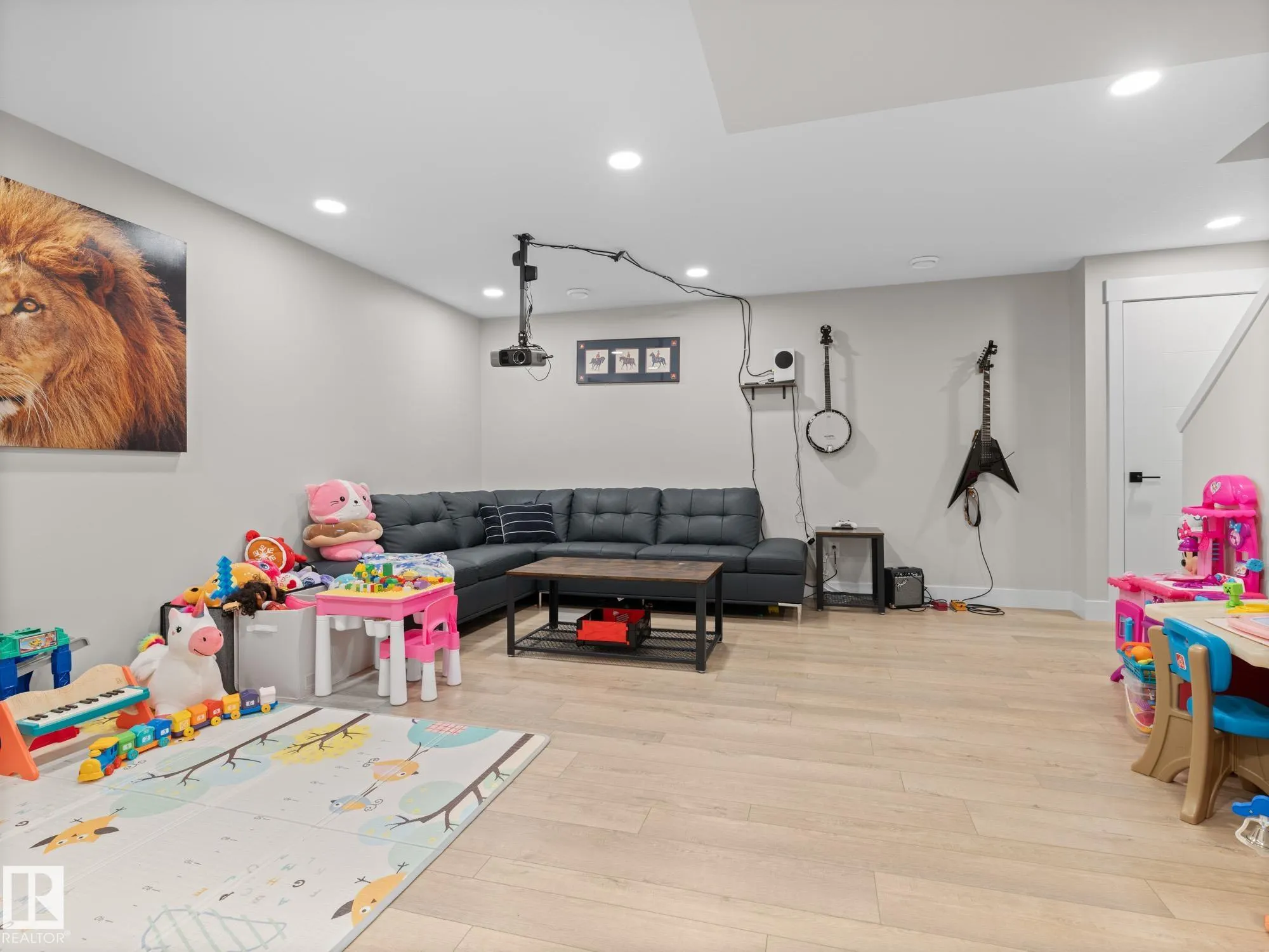 13 AMESBURY Wynd