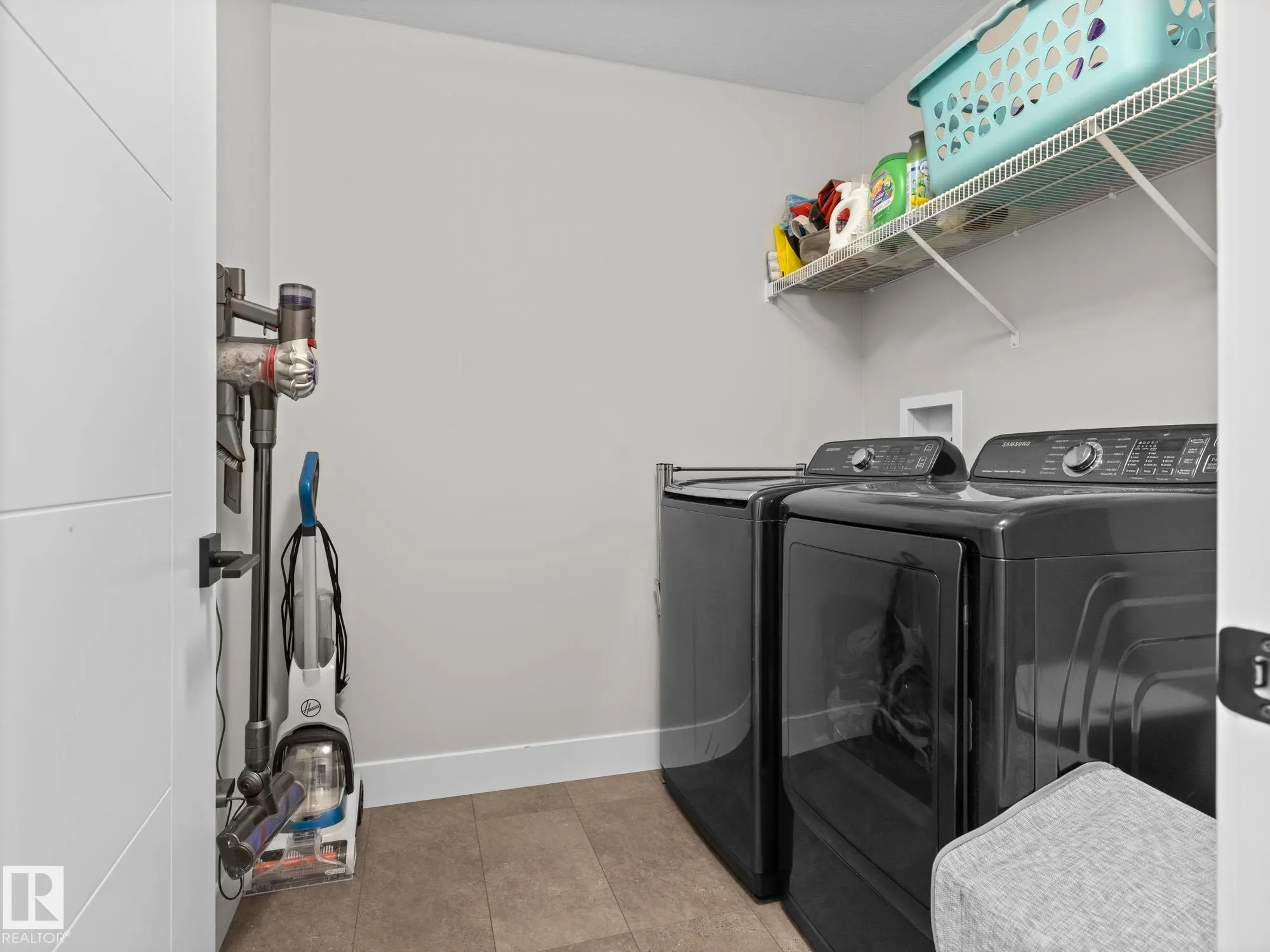 13 AMESBURY Wynd