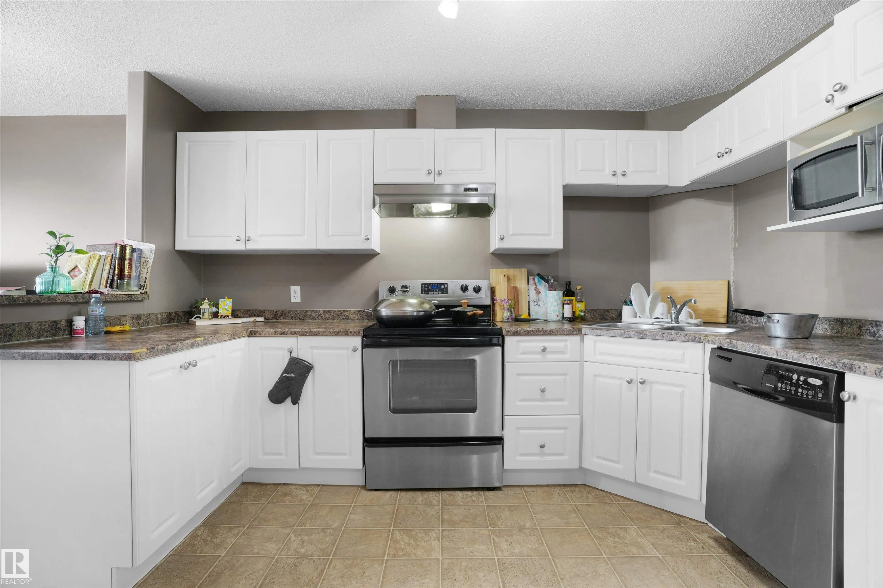 320 CLAREVIEW STATION Drive