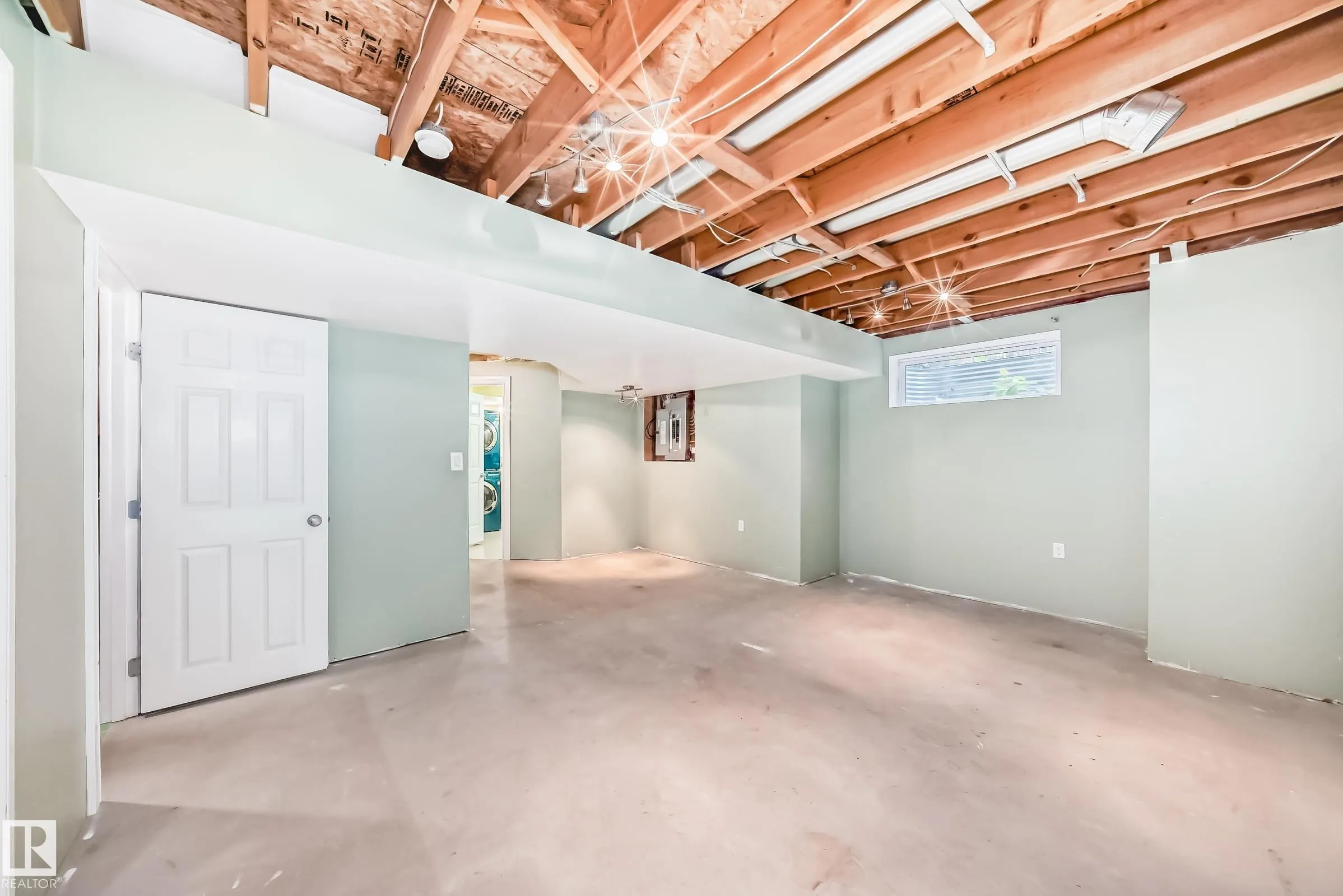 83 VAUGHN Avenue