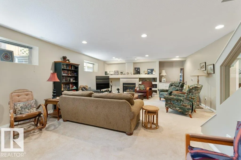 19 OAKLAND Way