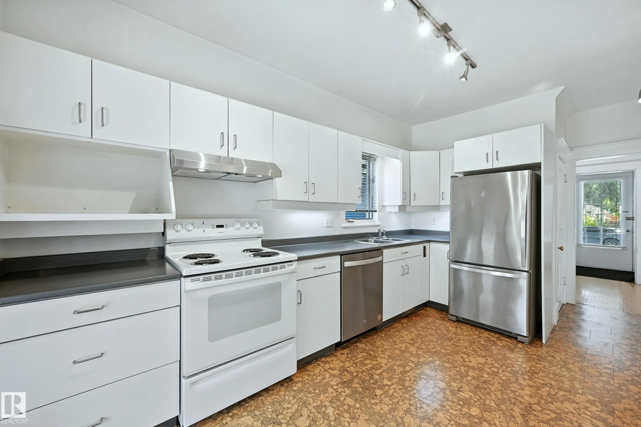9944 85 Avenue
