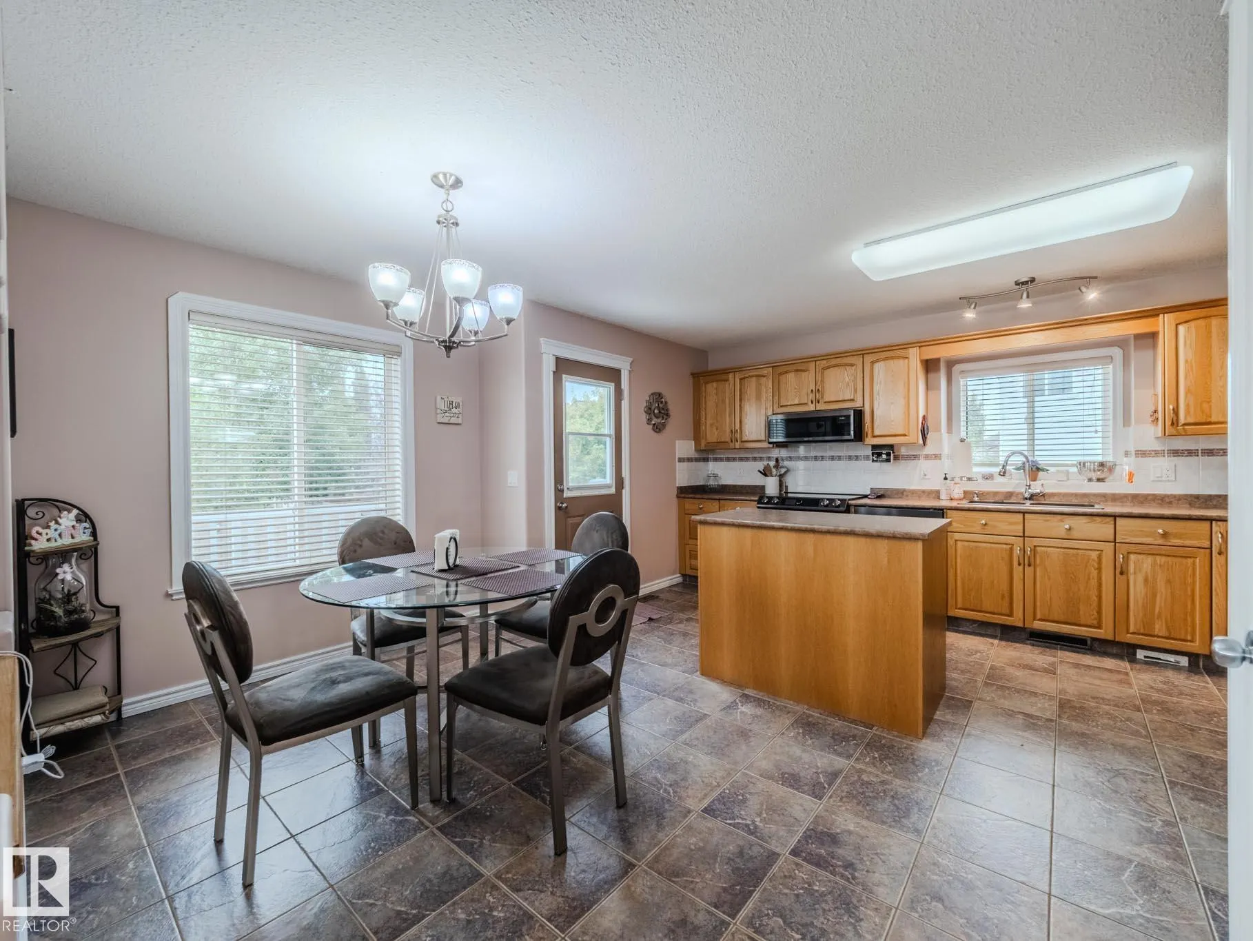 212 NEWCASTLE Crescent