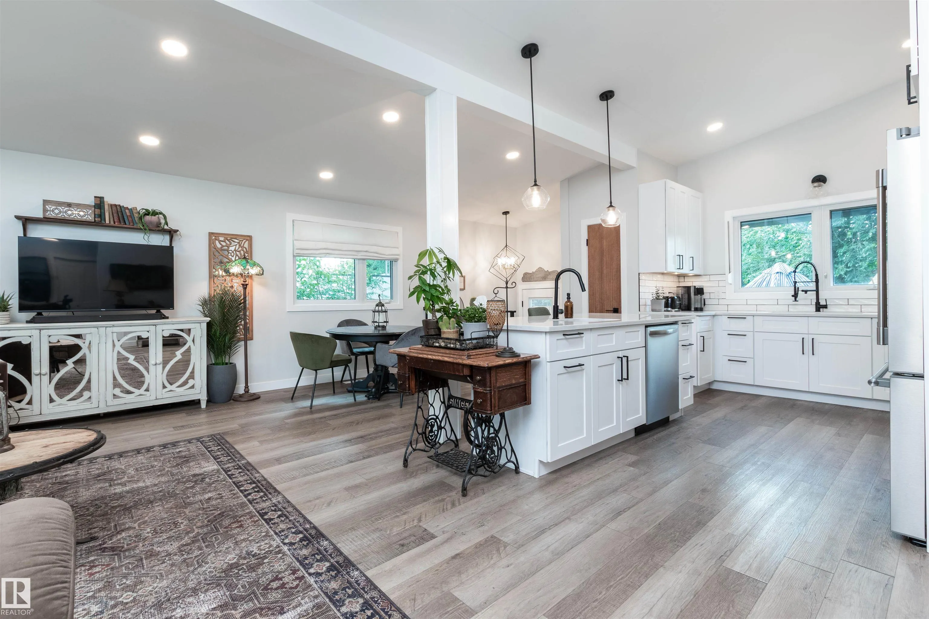 2 GLENWOOD Drive