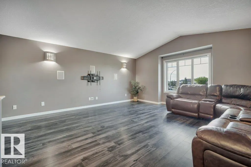 53 DOUGLAS Crescent