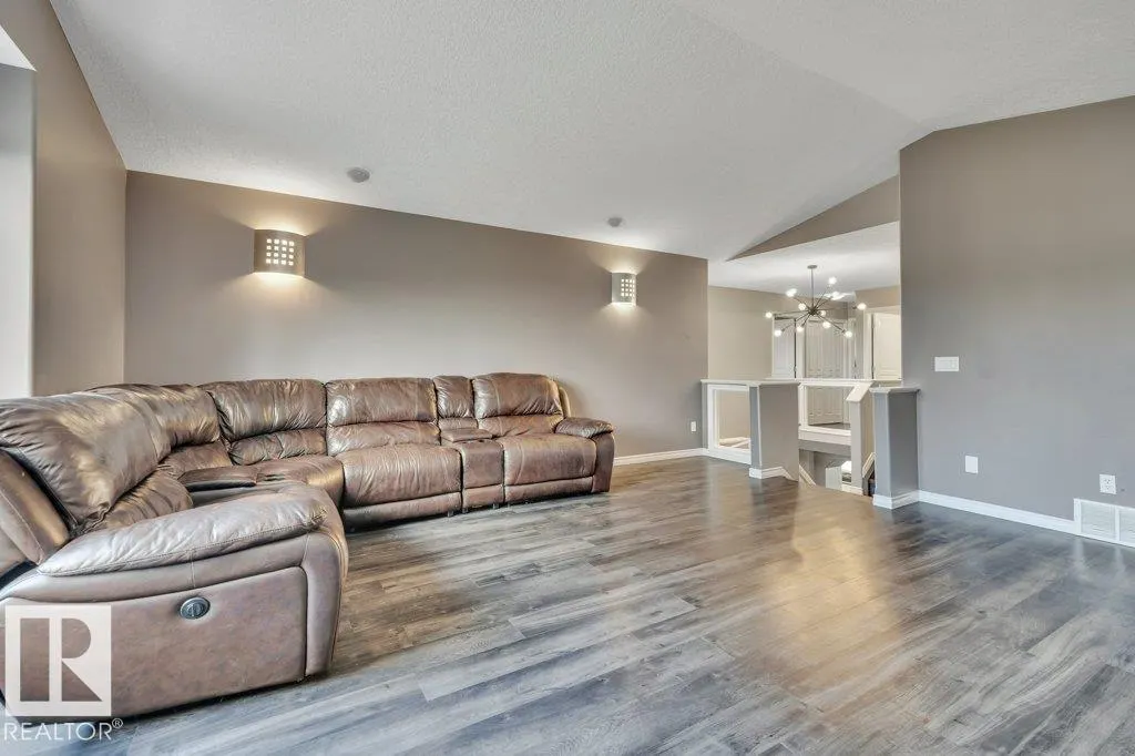 53 DOUGLAS Crescent