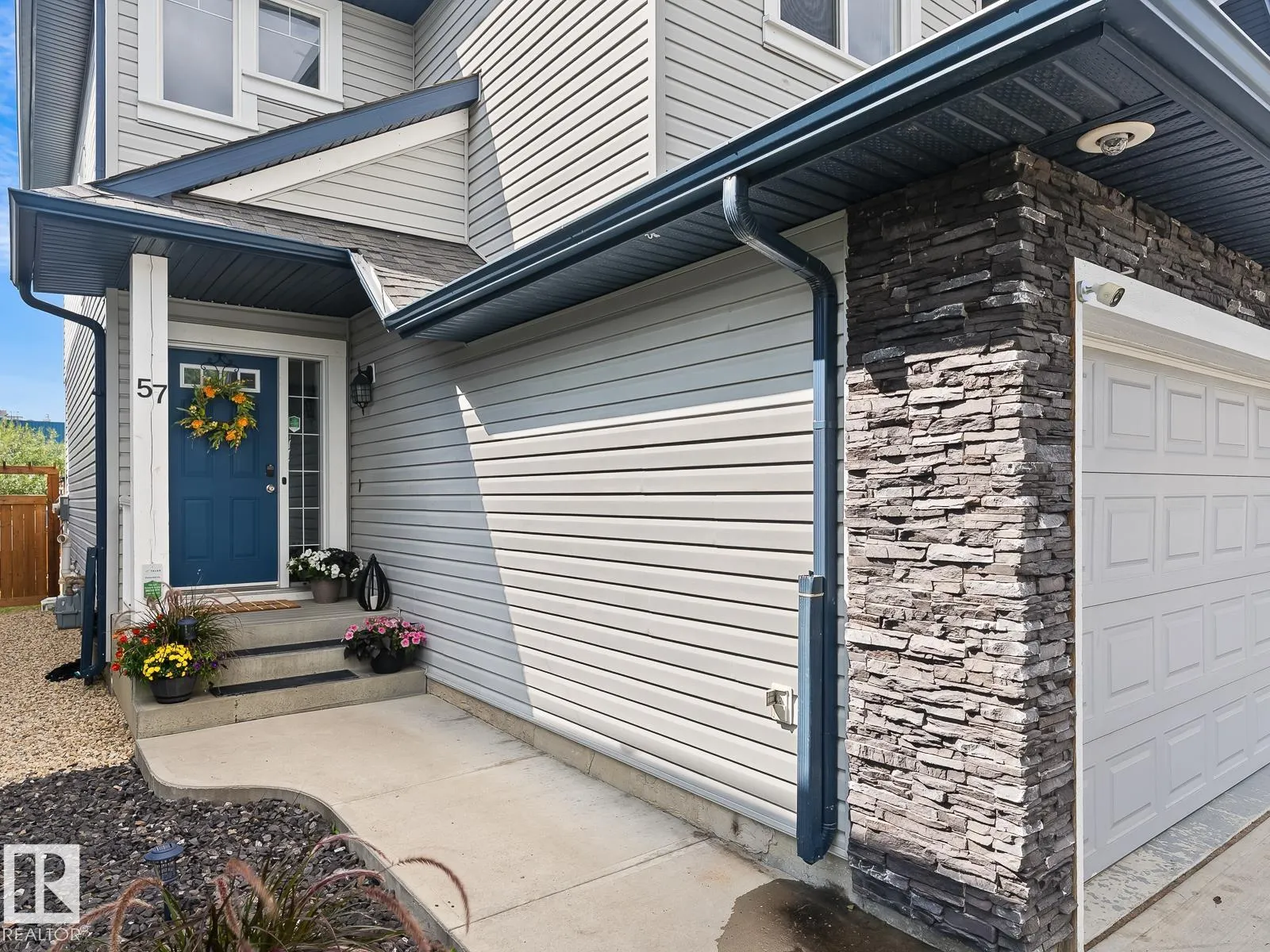 57 MEADOWLAND Crescent